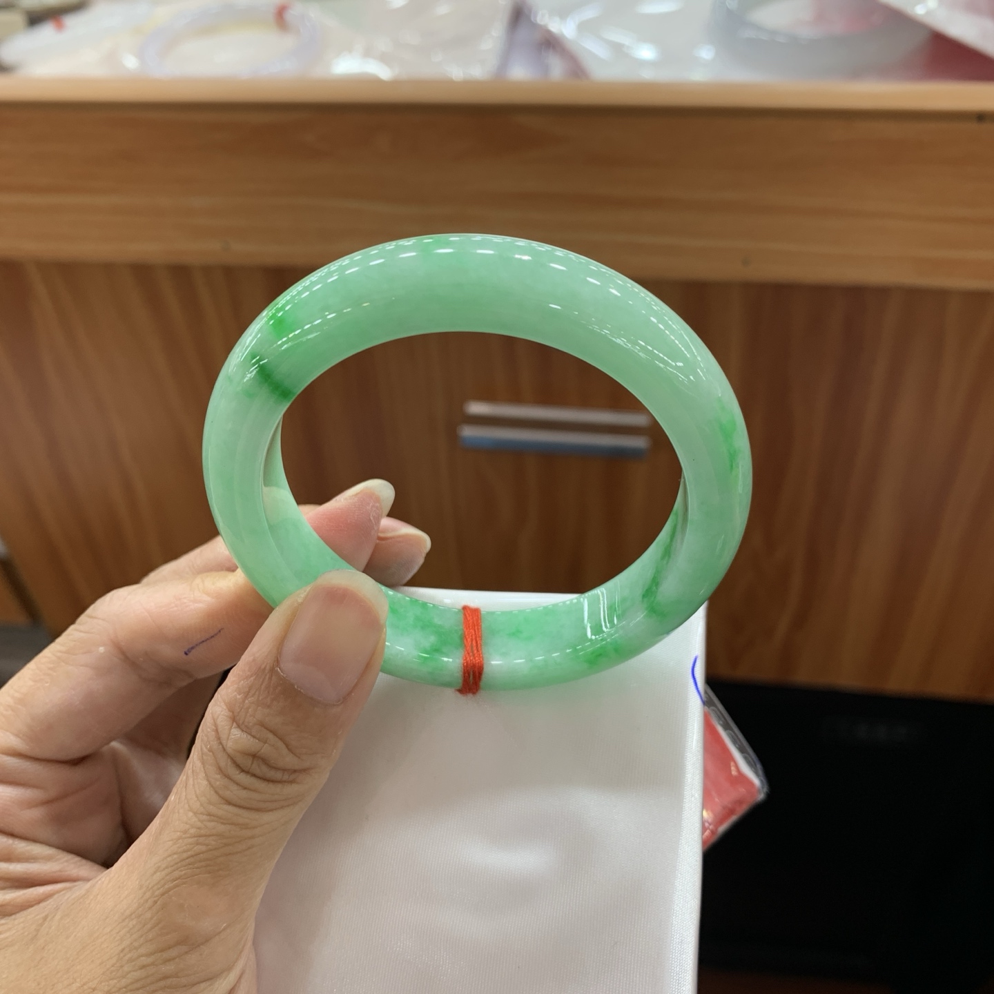 060115MMJ 飘绿正圈翡翠手镯 55.2-12.3-8.4