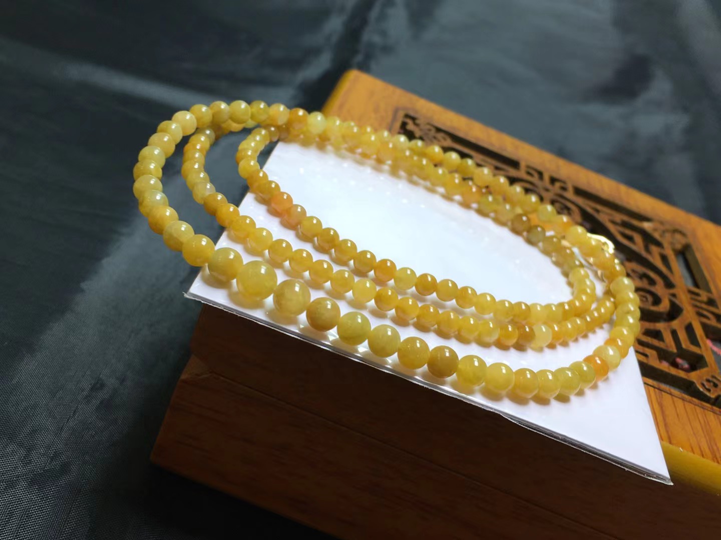 黄翡珠链，卡5.2～3.7mm，170颗，玉质细腻，色浓，鲜艳，油润，颗颗精选