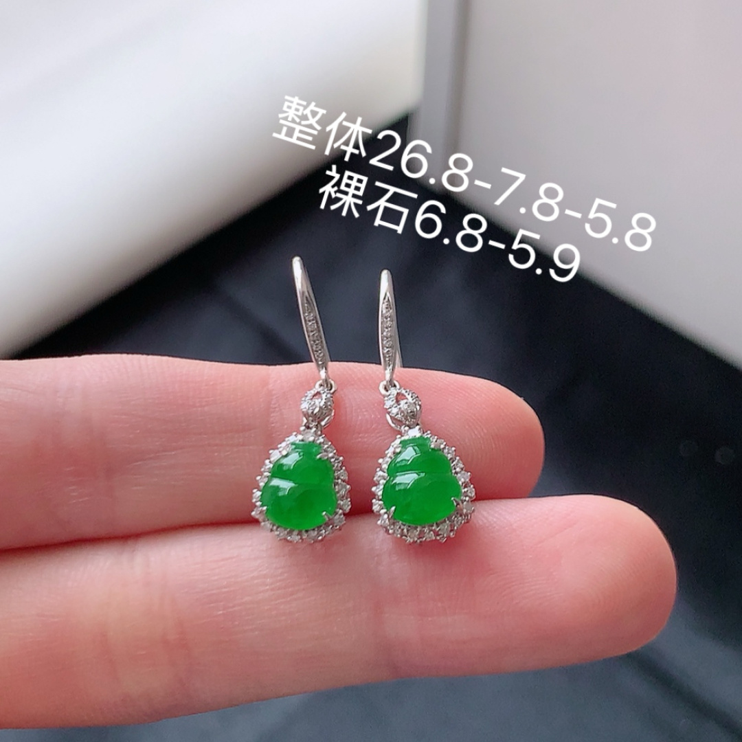 冰阳绿葫芦耳坠。翠色明媚，冰润底子细腻，佩戴优雅时尚 货号51531，26.8-7.8-5.8