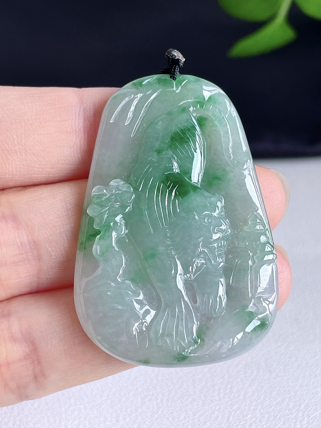 糯冰飘花生肖虎下山虎牌吊坠，说明缅料无裂性比高，尺寸48.6-33-6.2，重量17.8克