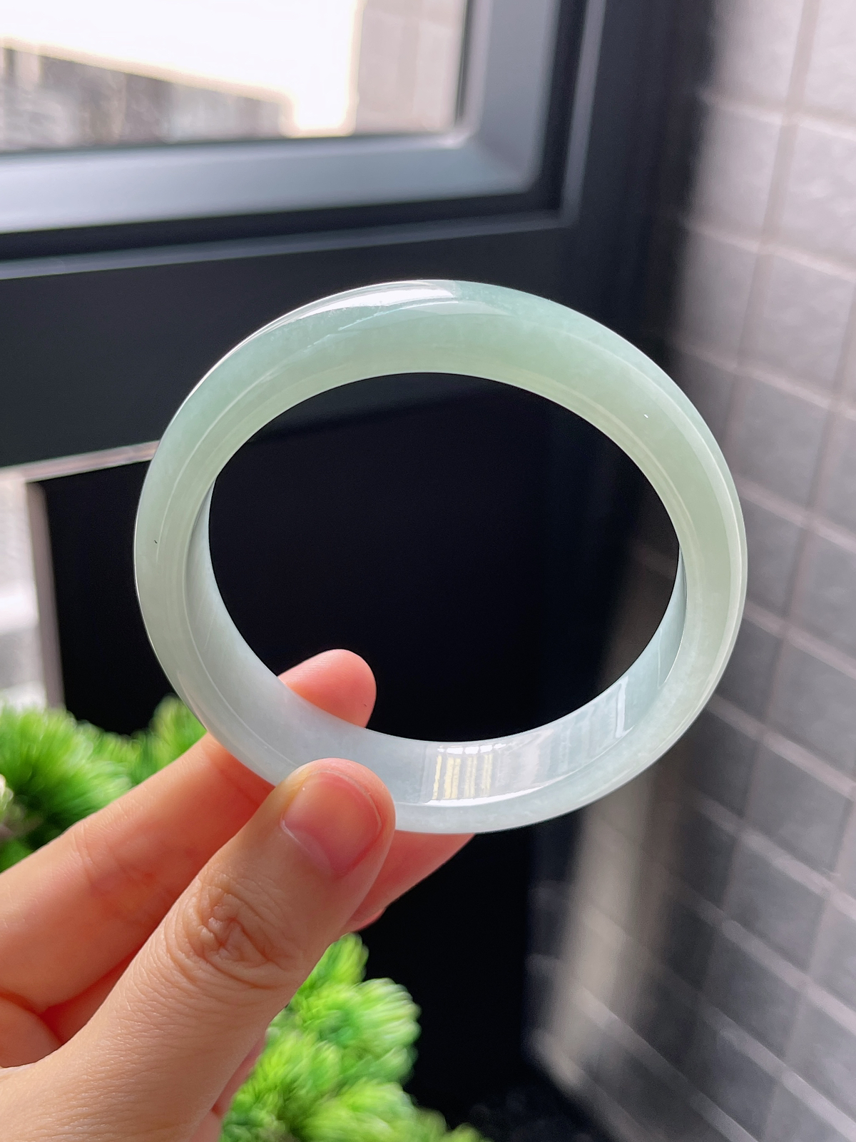 圈口56.7，冰糯浅绿色翡翠正圈手镯
