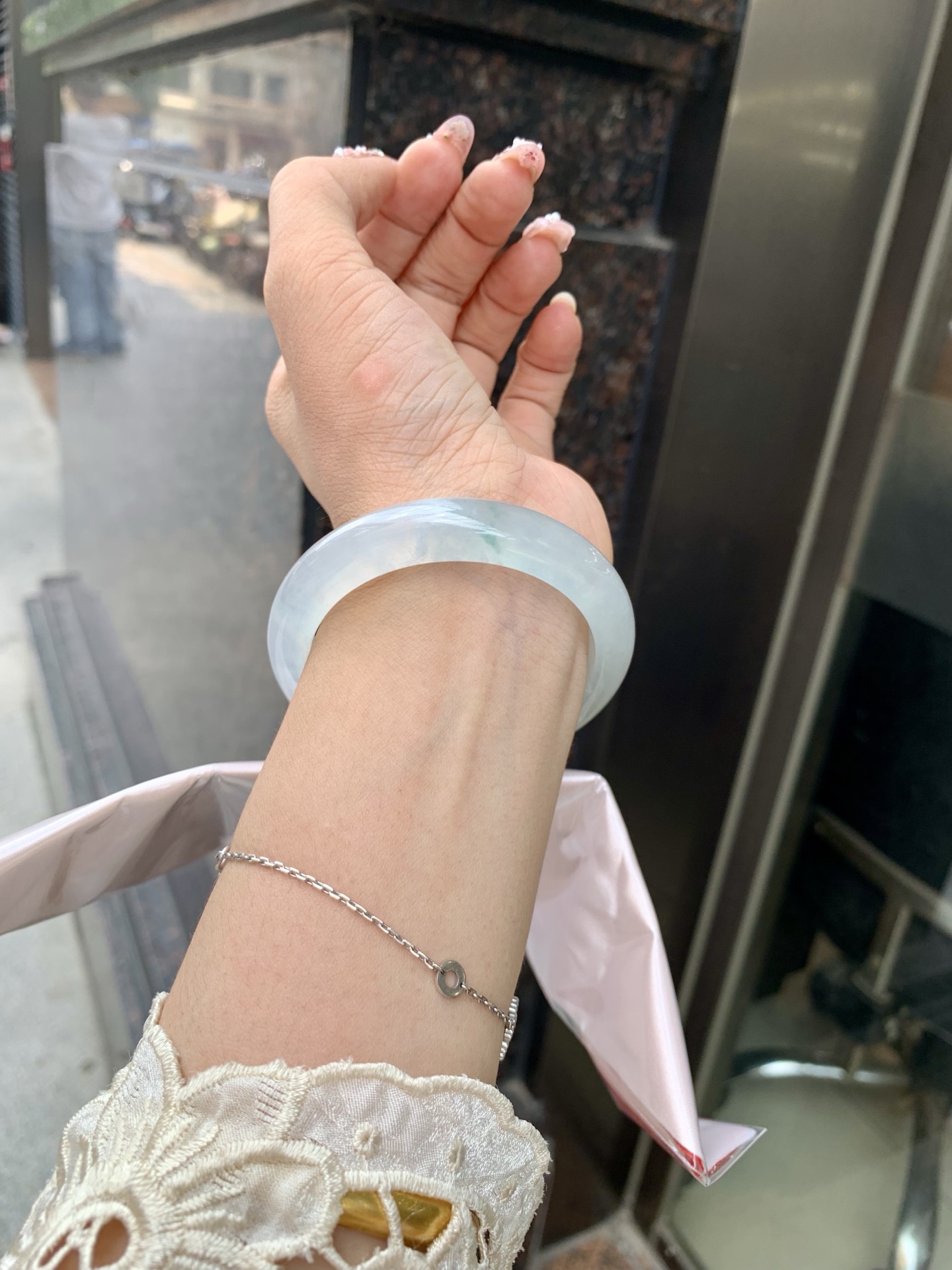 冰飘花正圈 52-7.7-10.8 0602-N873-2 打灯小细纹，底妆冰透起光，冰底中开出了朵朵蓝花，飘花灵动飘逸，勾勒出一幅唯美诗意的山水意境画，古典优雅又秀气
