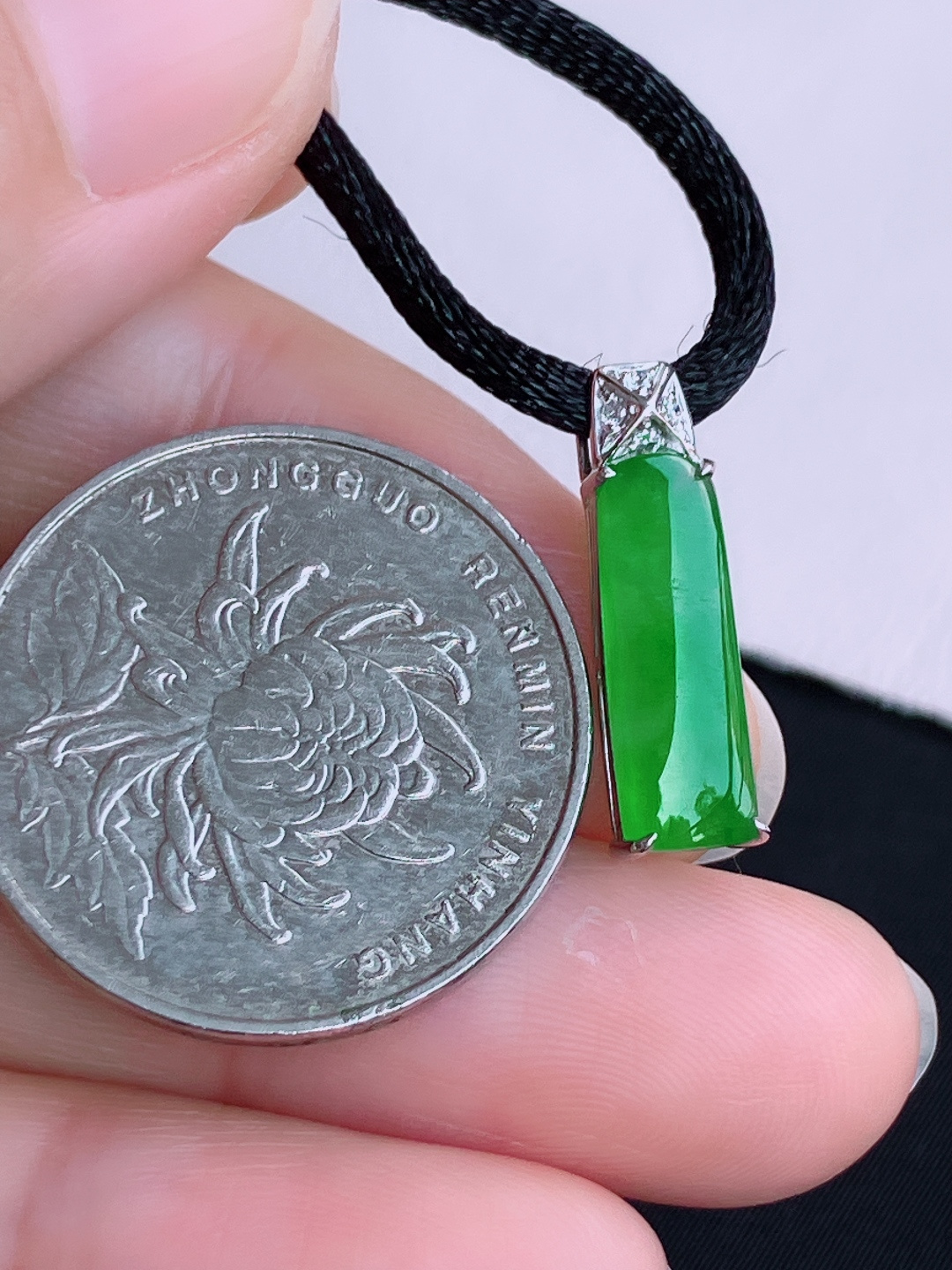 阳绿平安牌吊坠，简约时尚，尺寸19.5/6/5.3/自然光实拍