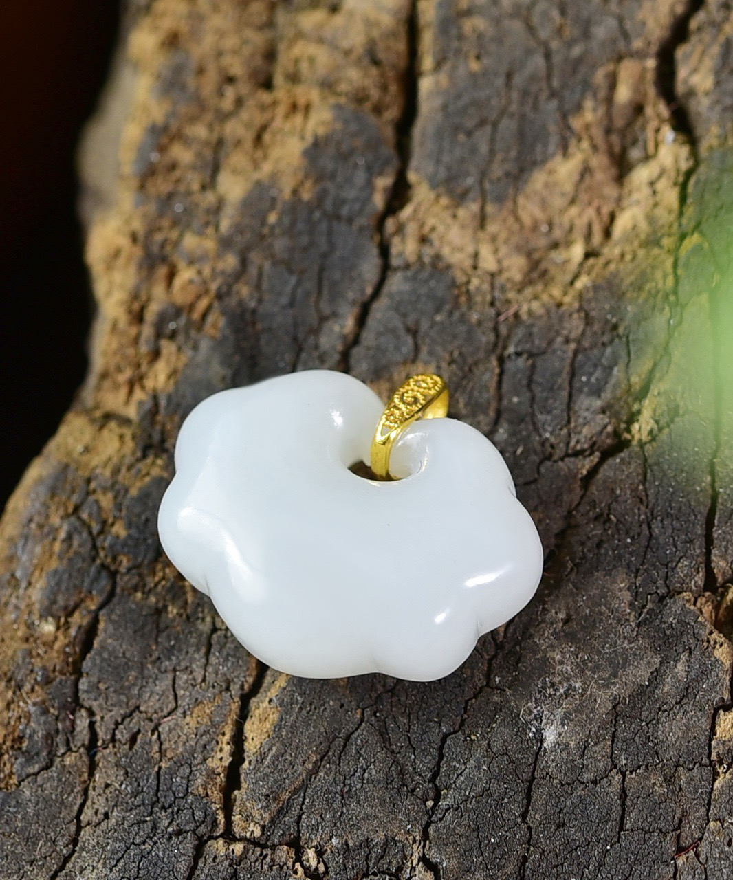 天然和田玉.18K镶嵌.羊脂玉.长命锁.如意锁.玉质油润.造型精巧.祈求孩子平安健康.无灾无难.品质保证全国复检.尺寸16.3/20.9/8.8重5.21克.