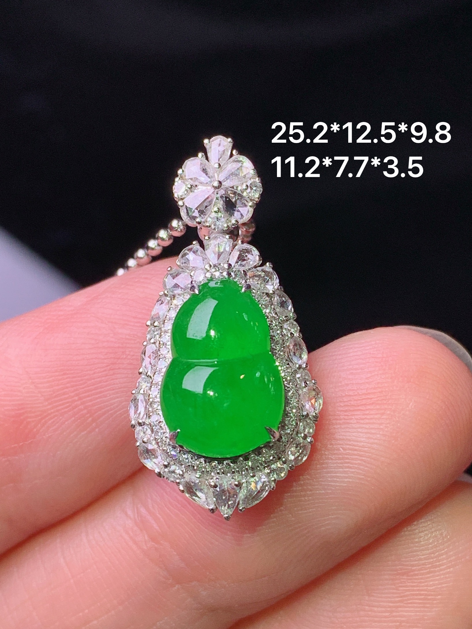 18k金钻镶嵌冰满绿葫芦吊坠 玉质细腻 色泽艳丽清新 整体尺寸25.2*12.5*9.8 s1
