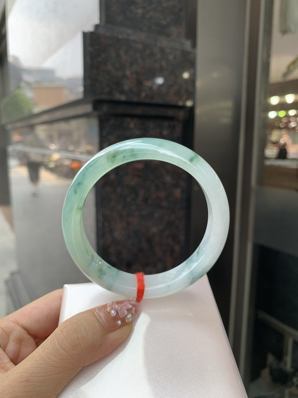晴底飘花正圈
57.5-8.1-12.6
底妆冰润，晴底飘花，半山半水，独特且直观的美，它的冰透细腻质地，成就了两种风格融合下最原始神秘气质～