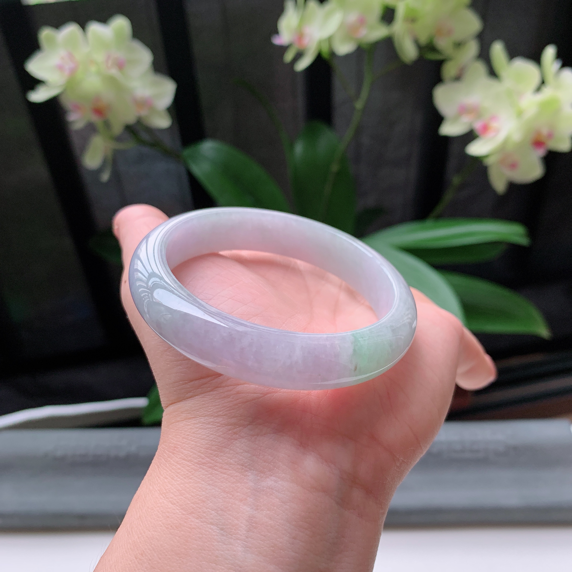 正圈56圈口，天然A货翡翠冰糯种水润淡紫春彩飘绿玉手镯，水润秀丽，飘花灵动，种水十足，视觉甜美可人，恰到好处的美，十分高雅耐看，条形优美，上手优雅大方。53.99