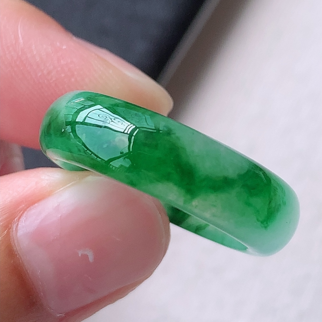 冰飘绿戒圈 色泽鲜艳，水润，佩戴简单大方，6.3-3.1-24
