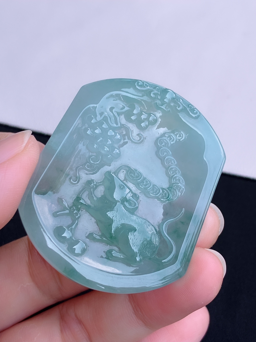 冰飘花生肖鼠牌，晶莹剔透，尺寸50.5/42.3/5.6/自然光实拍