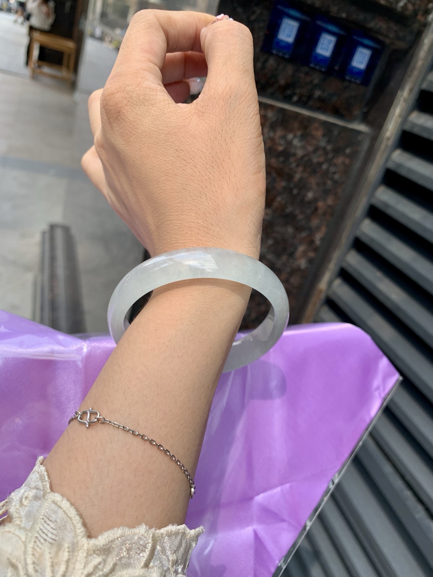 白冰正圈 57-6.1-12.7 0602-4A122 底妆冰润细腻，一腕清透，简约清爽，不挑肤色年龄，给人一种清雅脱俗，天真纯美的感觉，真不愧是翡翠中的初恋