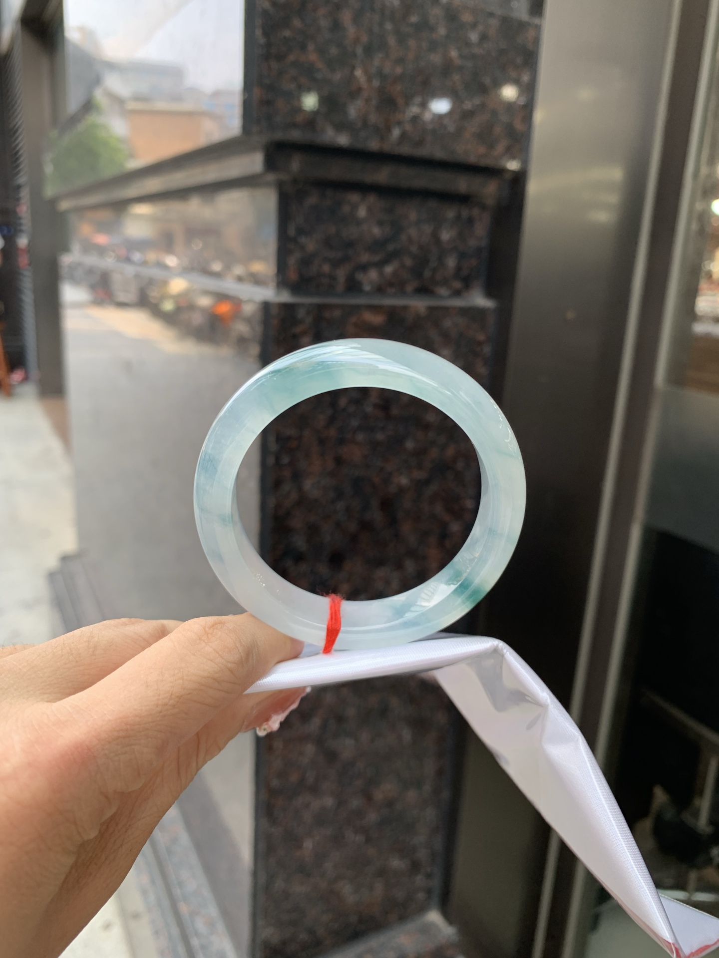 冰飘花正圈 54.5-8.1-12.1 0602-N880 打灯细纹，底妆冰透起光，冰底中开出了朵朵蓝花，飘花灵动飘逸，勾勒出一幅唯美诗意的山水意境画，古典优雅又秀气