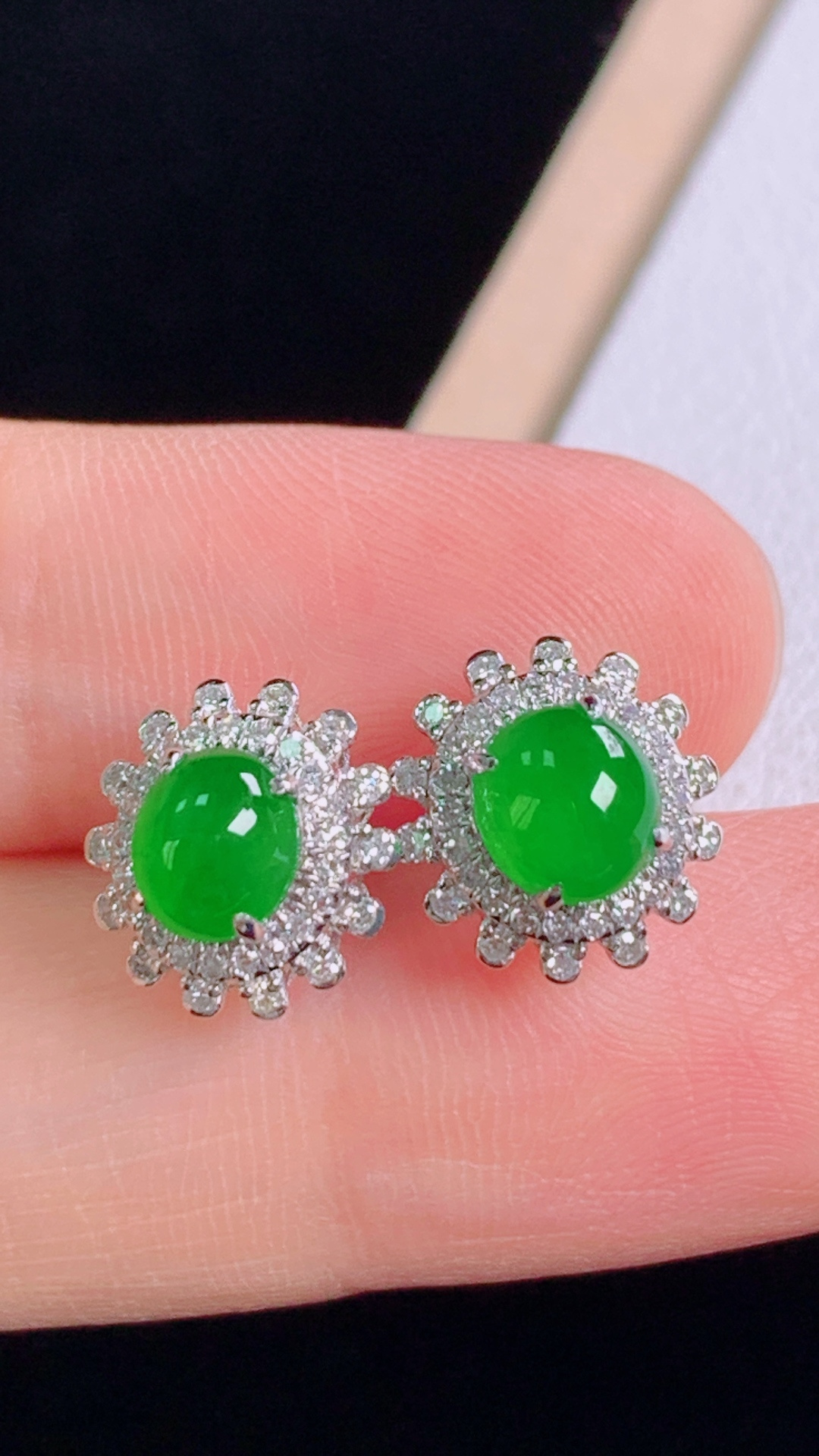 冰绿蛋面耳钉，18K重金镶嵌色泽鲜亮，水润清爽，无裂尺寸:10.0-9.5-5.7/裸石5.4-4.9-3.1mm 30