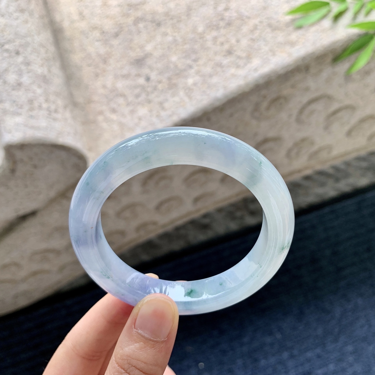 正圈53 54，圈口54.8/11.3/9.4，编码DZ082379，糯冰，水润，种老，细腻，无裂。