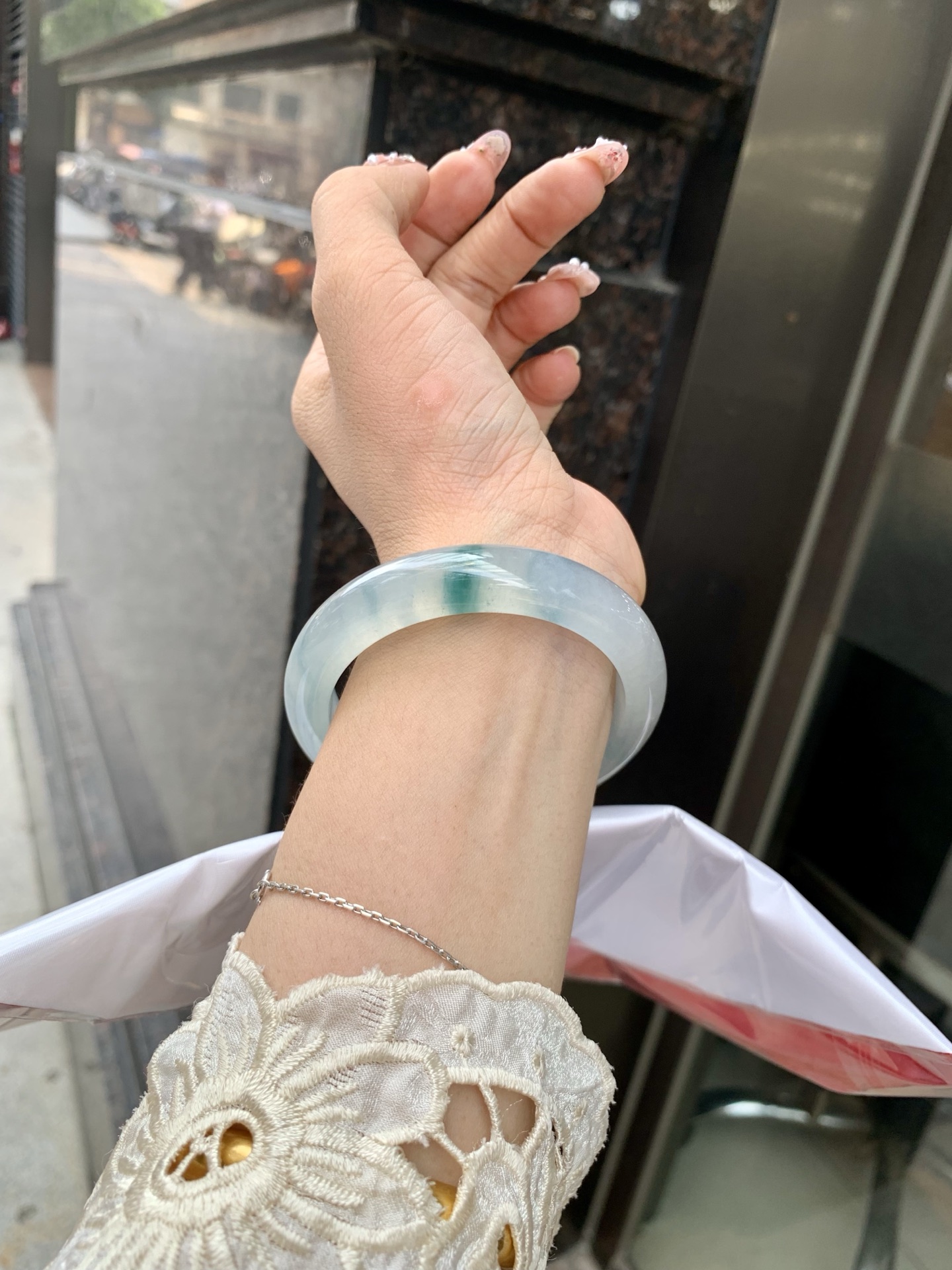 冰飘花正圈 54.5-8.1-12.1 0602-N880 打灯细纹，底妆冰透起光，冰底中开出了朵朵蓝花，飘花灵动飘逸，勾勒出一幅唯美诗意的山水意境画，古典优雅又秀气