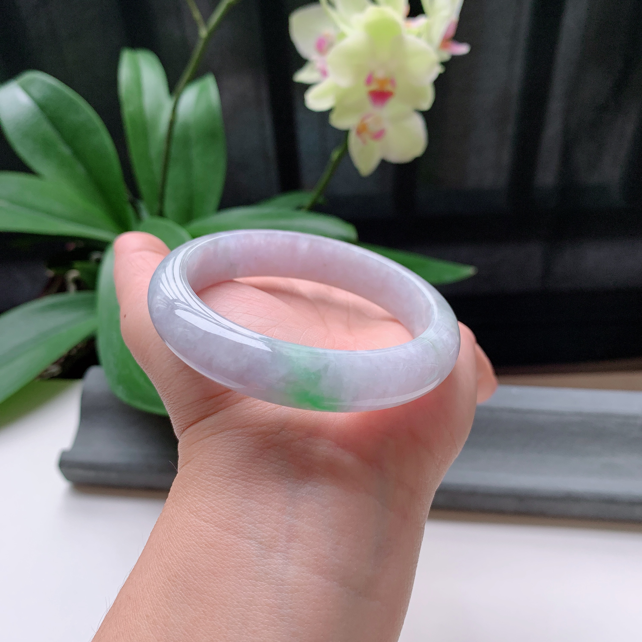 正圈56圈口，天然A货翡翠冰糯种水润飘绿玉手镯，水润秀丽，飘花灵动，种水十足，视觉甜美可人，恰到好处的美，十分高雅耐看，条形优美，上手优雅大方。57.48