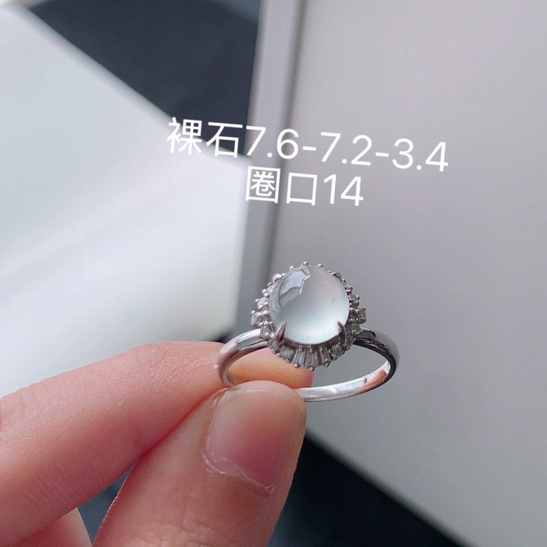女戒 冰透起光，底子细腻莹润，佩戴清新优雅货号55531，7.6-7.2-3.4