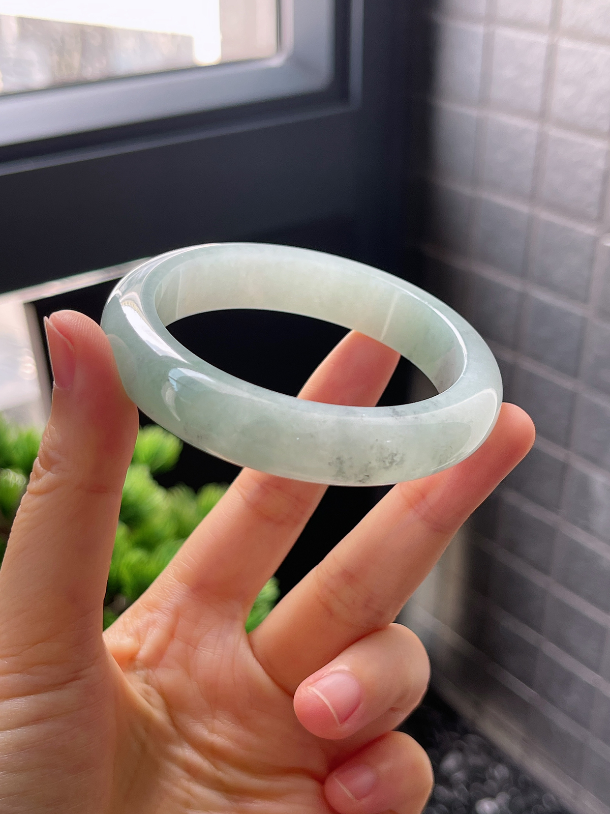 圈口52.5，冰糯浅绿色底飘乌鸡花翡翠正圈手镯