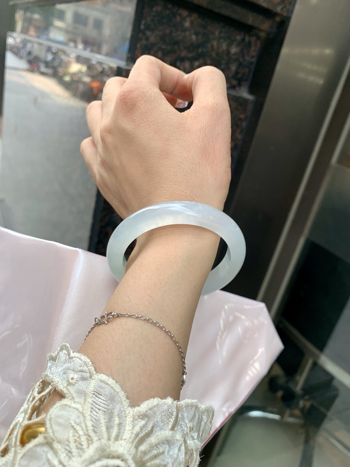 冰飘花正圈 53.7-7.9-10.7 0602-N873-1 打灯小细纹，底妆冰透起光，冰底中开出了朵朵蓝花，飘花灵动飘逸，勾勒出一幅唯美诗意的山水意境画，古典优雅又秀气