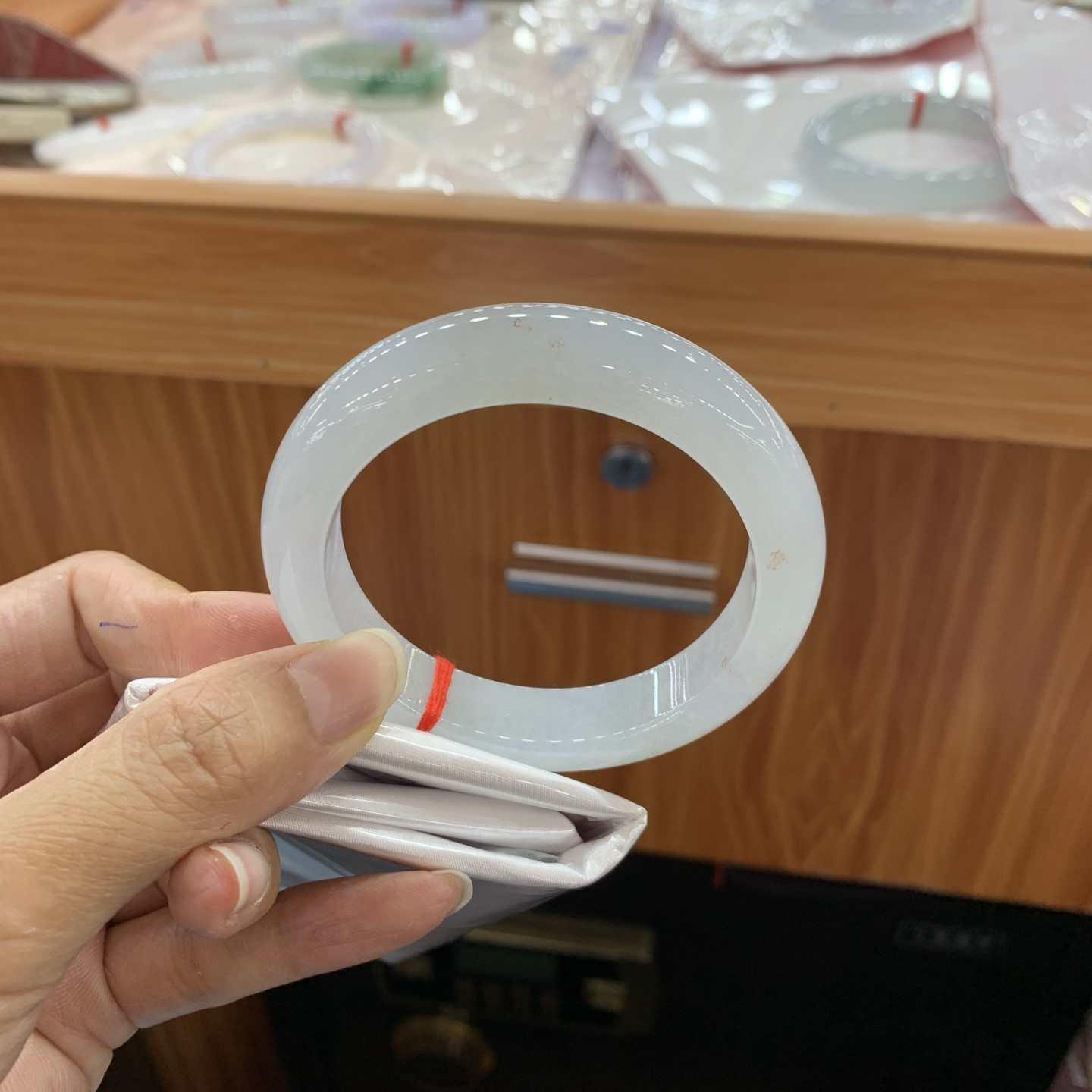 060101MMJ 飘黄翡正圈翡翠手镯 56.3-12.7-9.1