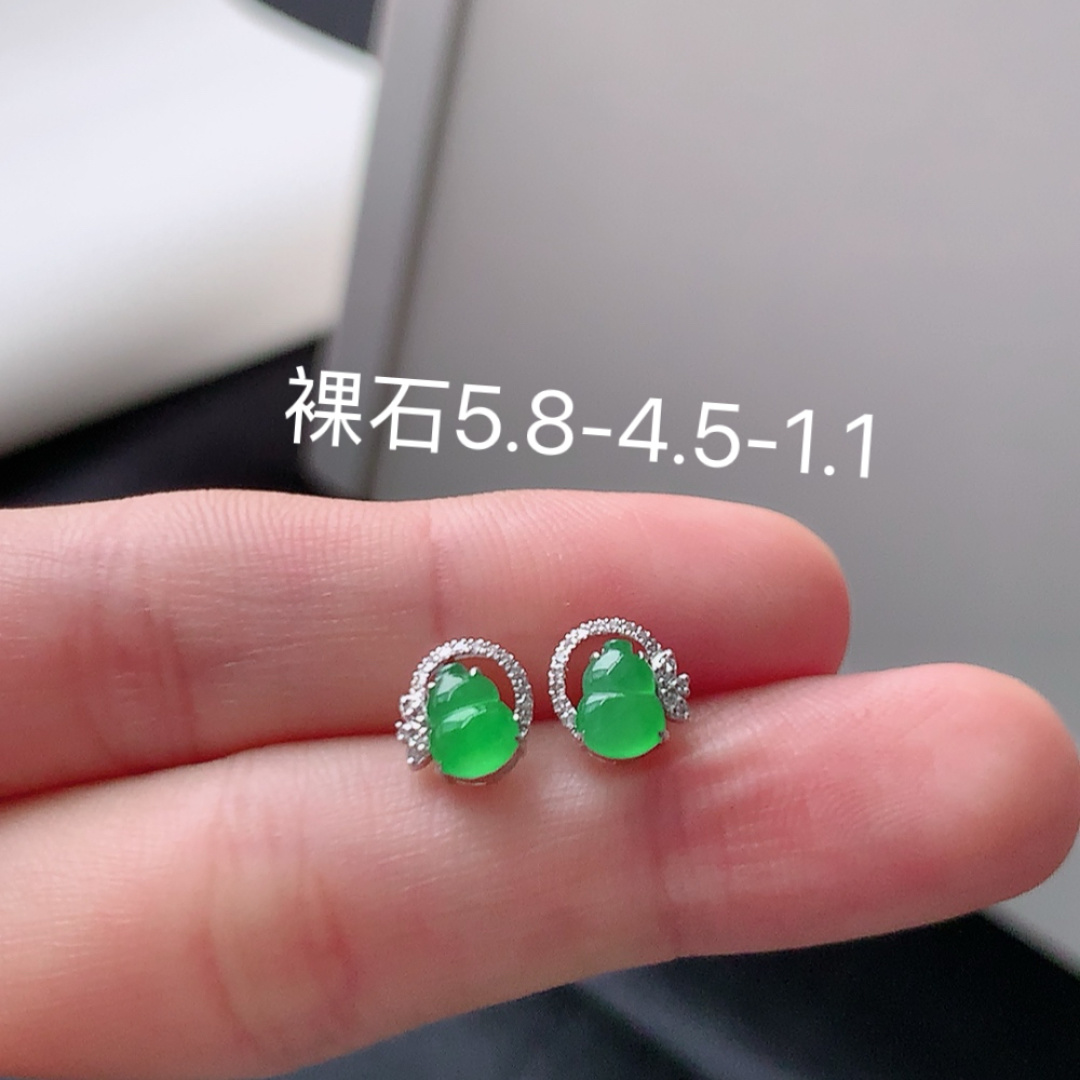 冰阳绿葫芦耳钉   种水好  冰润通透  上耳优雅迷人货号60601，5.8-4.5-1.1
