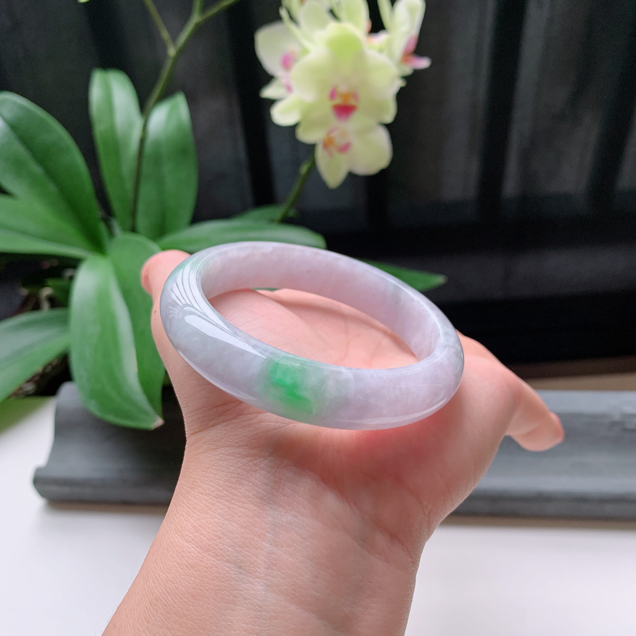 正圈56圈口，天然A货翡翠冰糯种水润飘绿玉手镯，水润秀丽，飘花灵动，种水十足，视觉甜美可人，恰到好