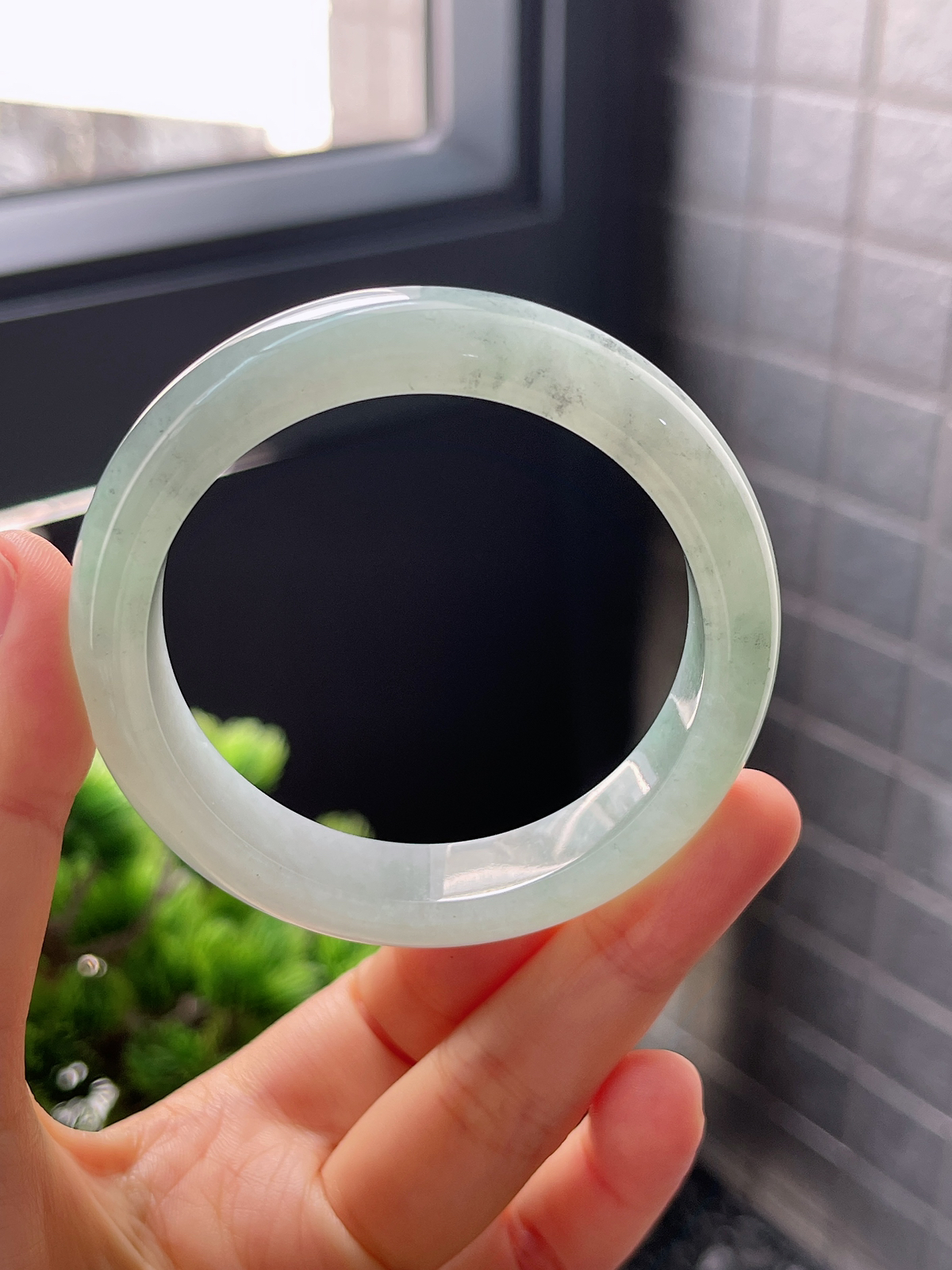 圈口52.5，冰糯浅绿色底飘乌鸡花翡翠正圈手镯