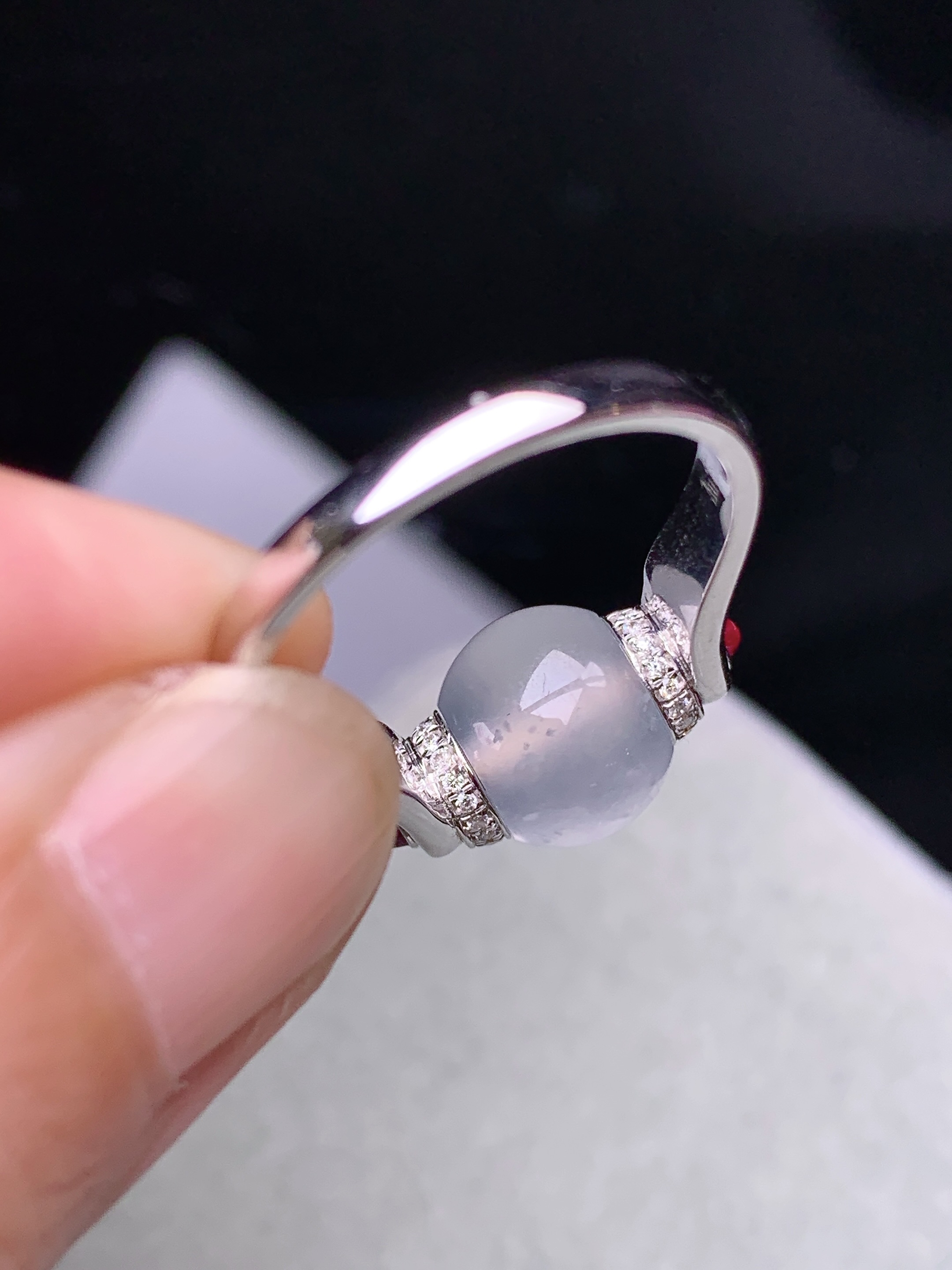 18k金钻镶嵌冰种路路通戒指 玉质细腻 色泽艳丽清新 圈口14 裸石尺寸9.2*7.2 m5