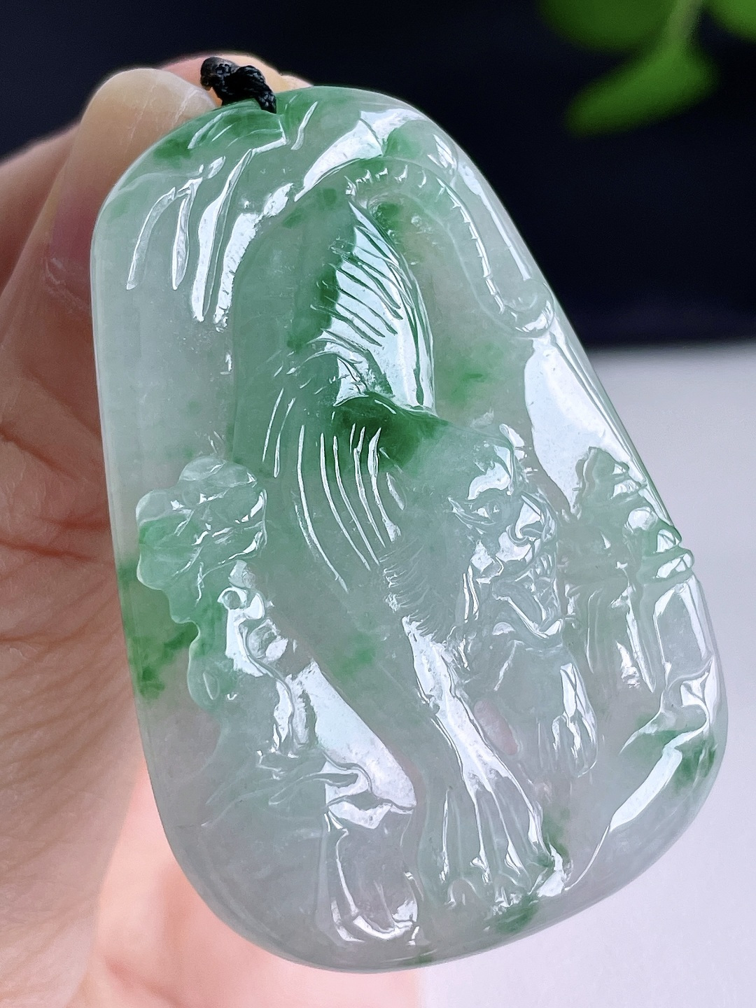 糯冰飘花生肖虎下山虎牌吊坠，说明缅料无裂性比高，尺寸48.6-33-6.2，重量17.8克