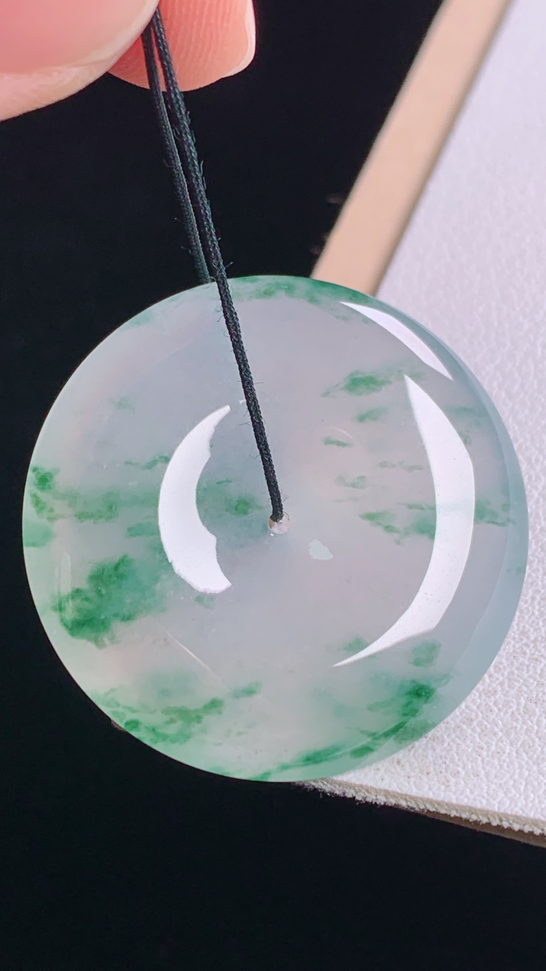 冰飘花平安扣 花色灵动，冰清玉洁，无裂 尺寸:31.7-5.9mm 28