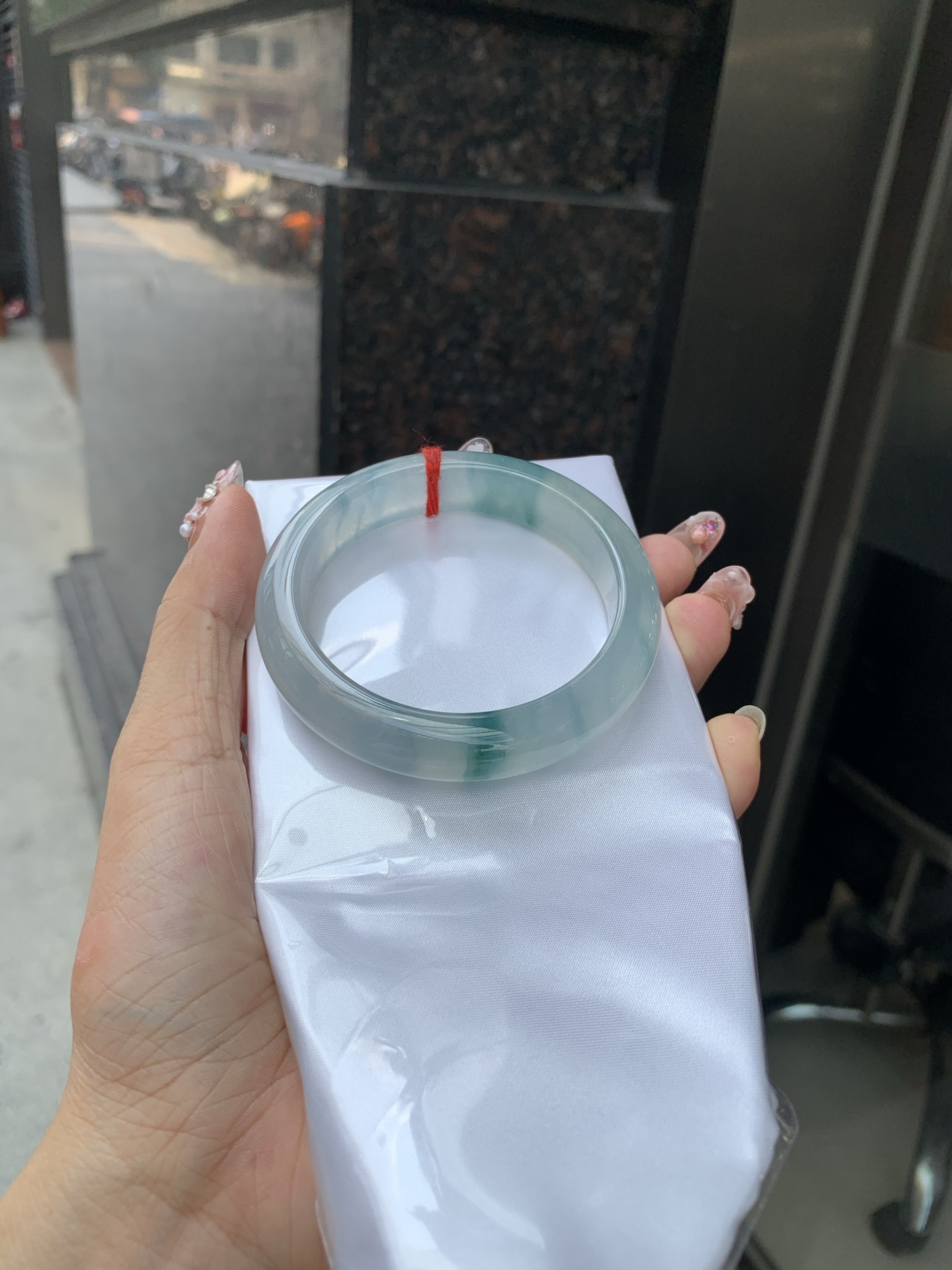 冰飘花正圈 54.5-8.1-12.1 0602-N880 打灯细纹，底妆冰透起光，冰底中开出了朵朵蓝花，飘花灵动飘逸，勾勒出一幅唯美诗意的山水意境画，古典优雅又秀气