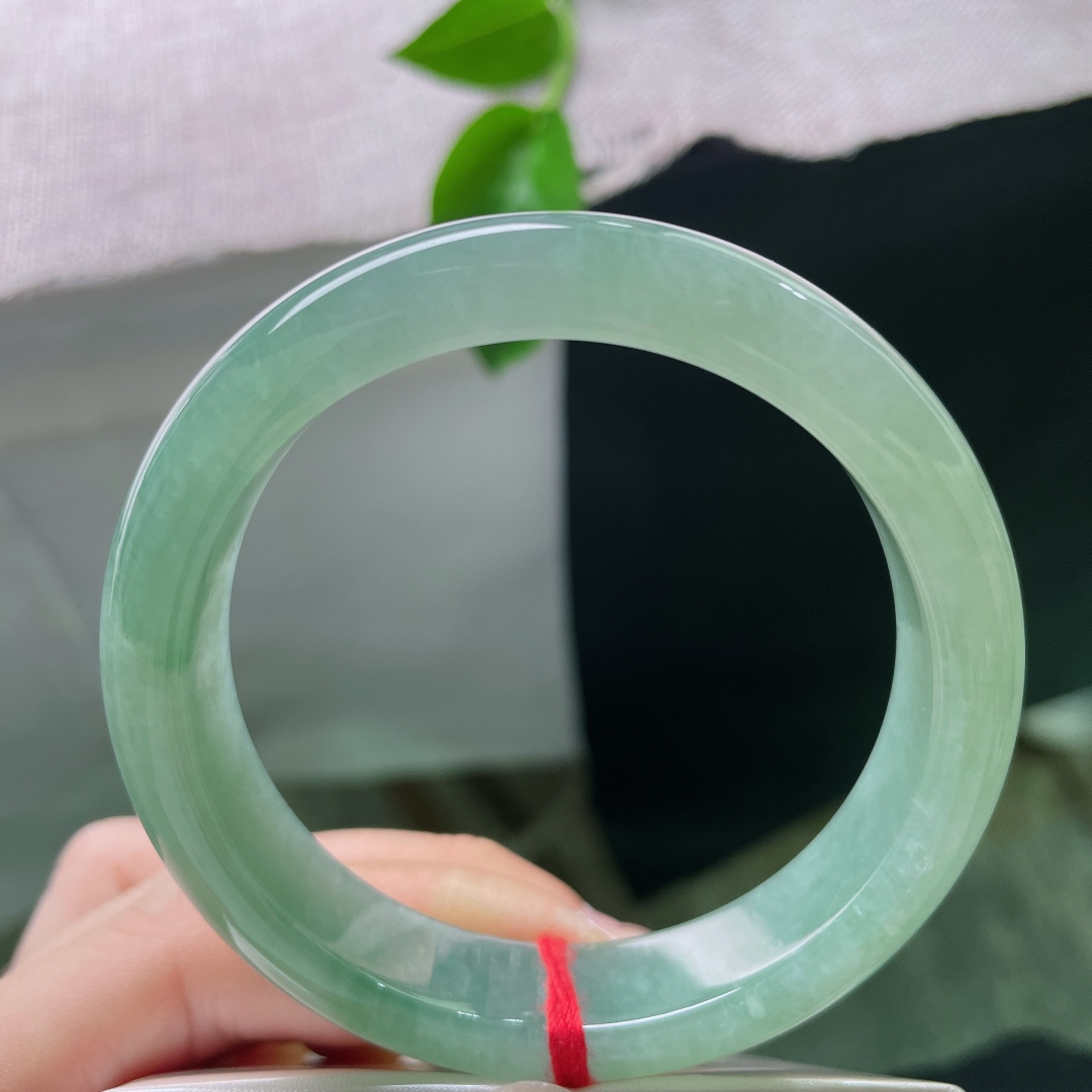 56.6/12.6/7.9，湖水绿正圈，深幽雅静，水头好，种老，佩戴沉稳，不失大气，无裂，ss51474a