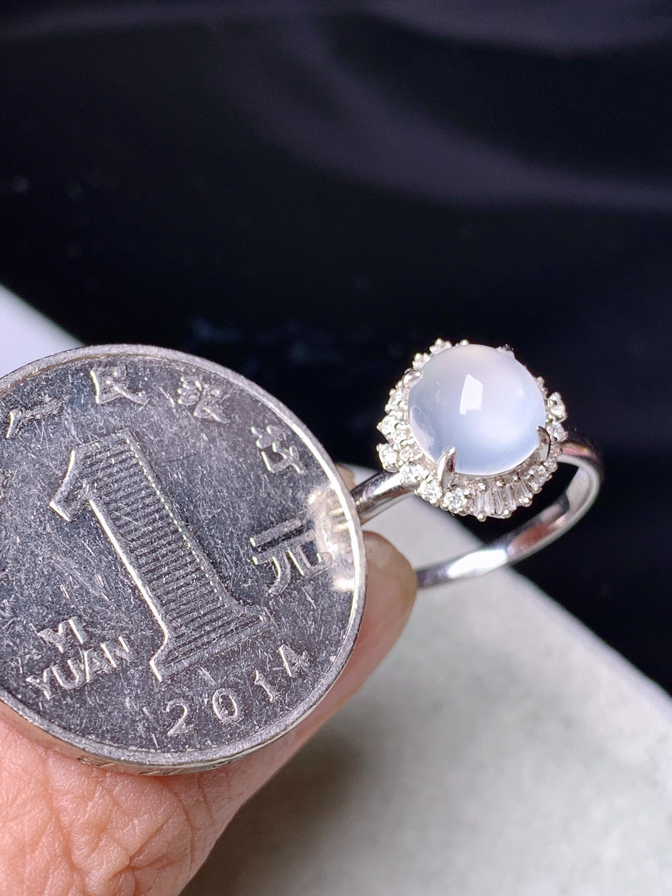 18k金钻镶嵌冰种蛋面戒指 玉质细腻 色泽艳丽清新 圈口13 整体尺寸11.5*10.8*9.6 s1