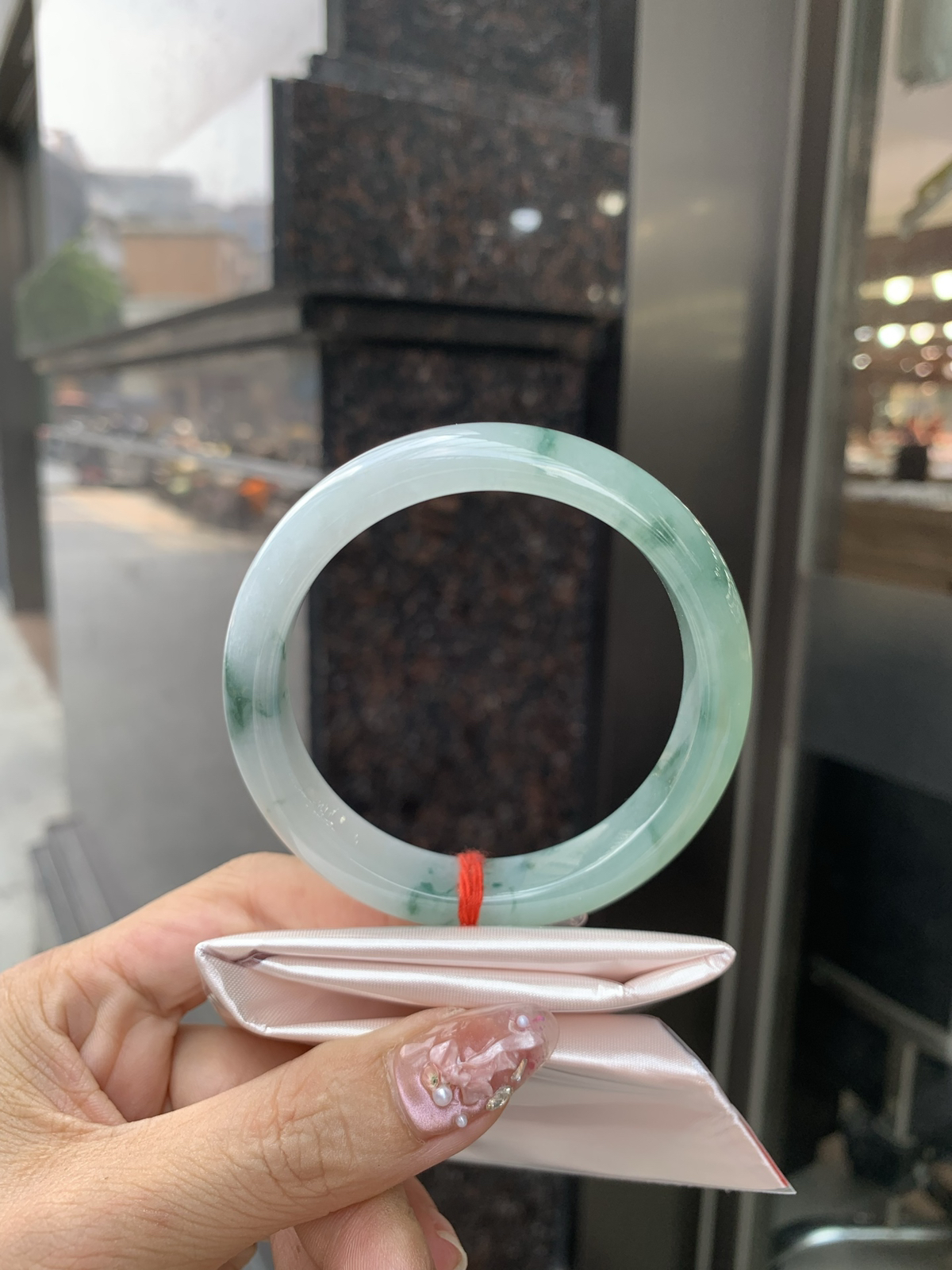 晴底飘花正圈
57.5-8.1-12.6
底妆冰润，晴底飘花，半山半水，独特且直观的美，它的冰透细腻质地，成就了两种风格融合下最原始神秘气质～