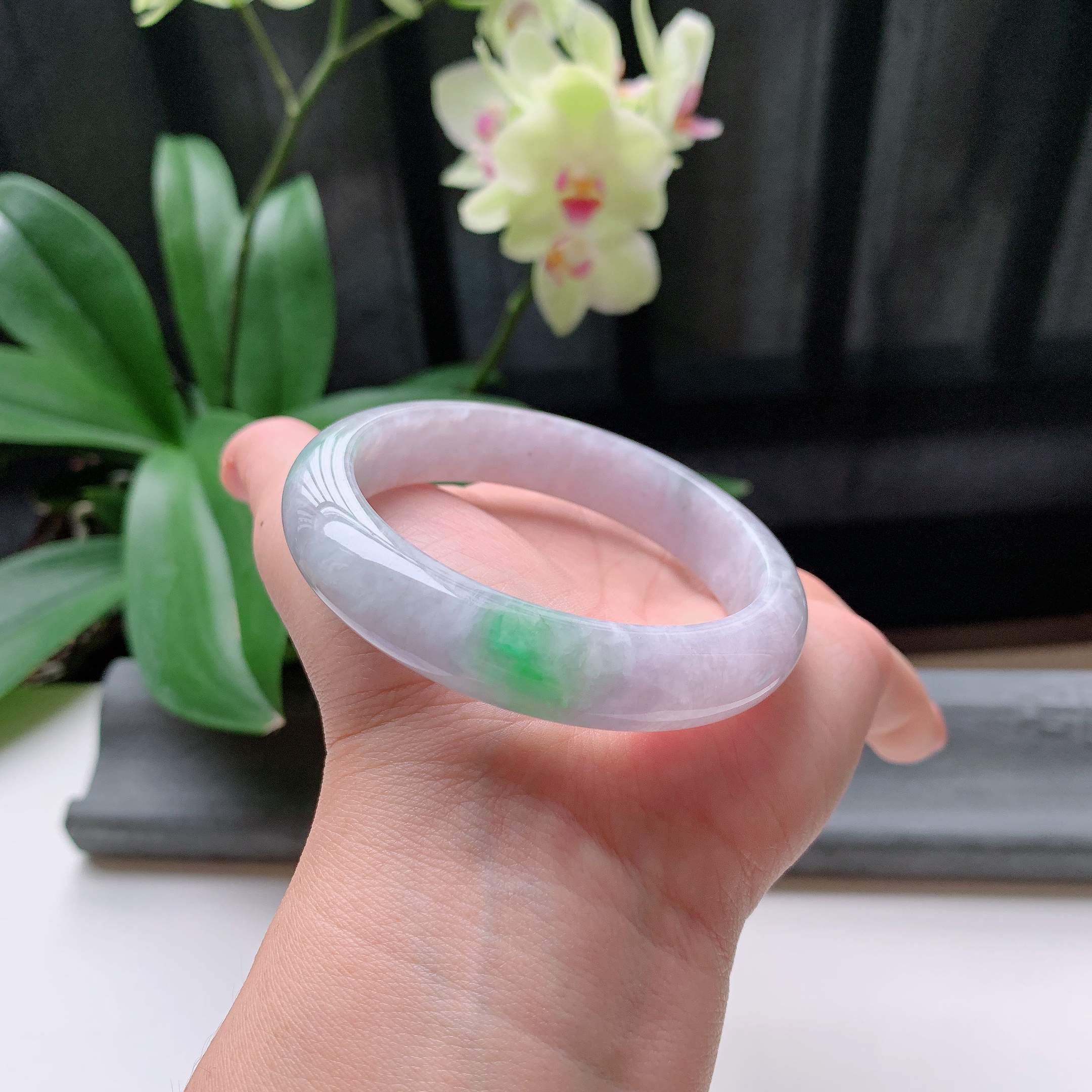 正圈56圈口，天然A货翡翠冰糯种水润飘绿玉手镯，水润秀丽，飘花灵动，种水十足，视觉甜美可人，恰到好
