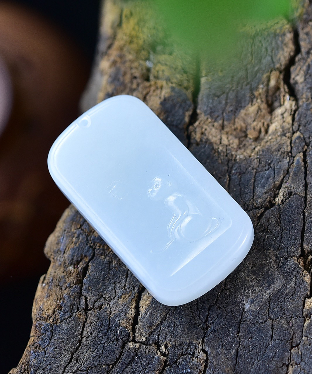 天然和田玉.羊脂玉.生肖猴.玉牌.玉质油润.雕琢精美.猴子机敏灵活.聪慧灵巧.寓意平步青云.官场得意.品质保证.全国复检.尺寸34.6/18.8/6.9重11.71克.