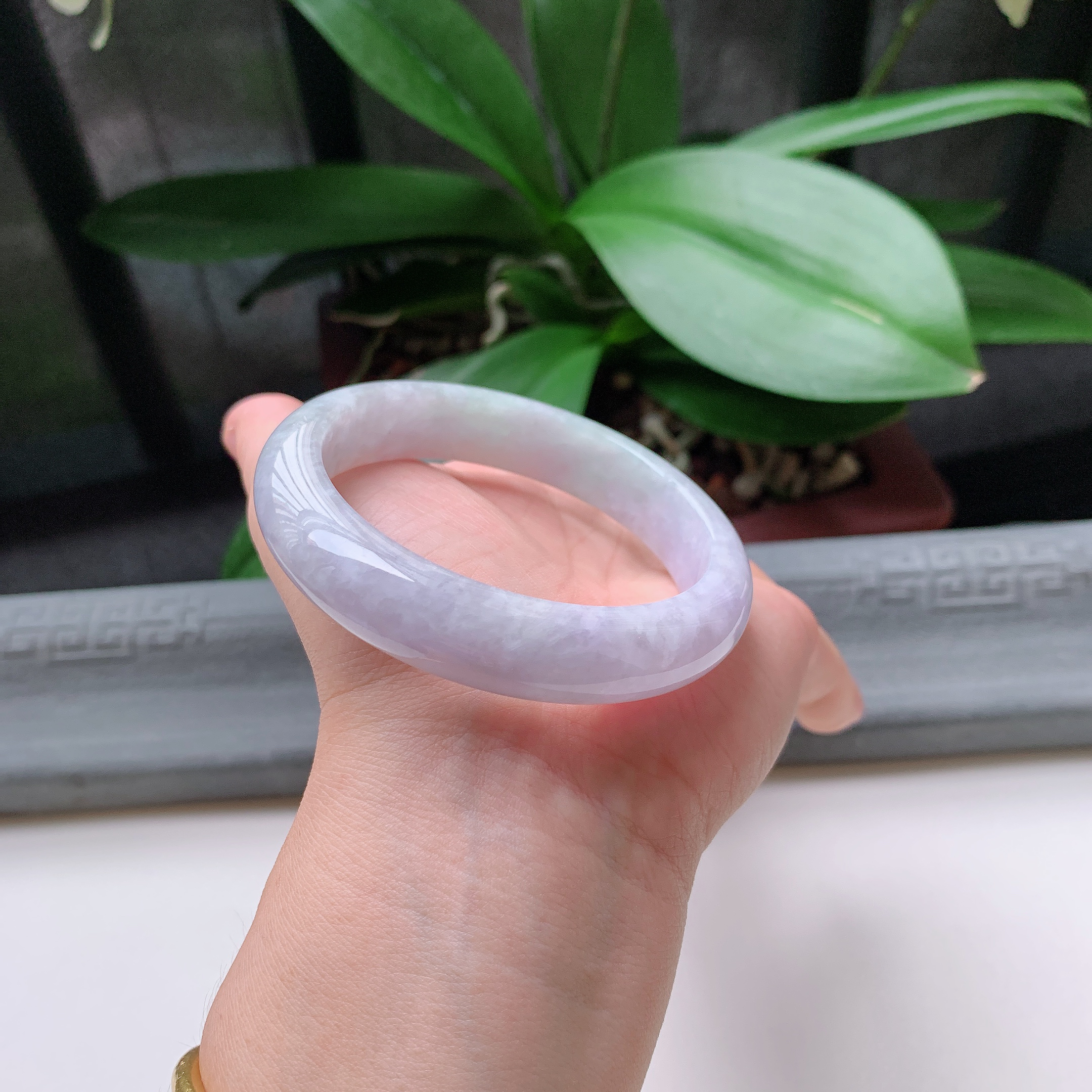 正圈58圈口，天然A货翡翠冰糯种水润飘绿玉手镯，水润秀丽，飘花灵动，种水十足，视觉甜美可人，恰到好处的美，十分高雅耐看，条形优美，上手优雅大方。62.58