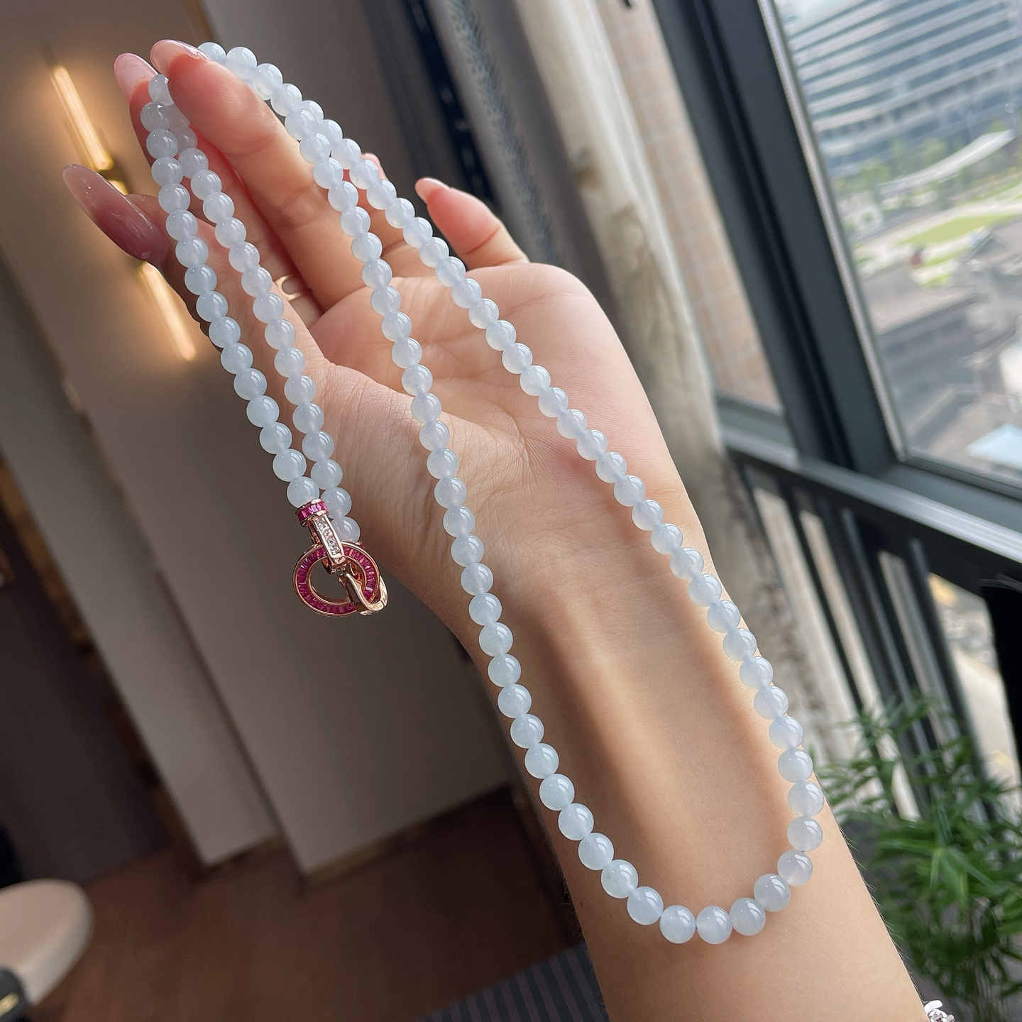 冰蓝珠链  
尺寸：6/108颗
一串的价格