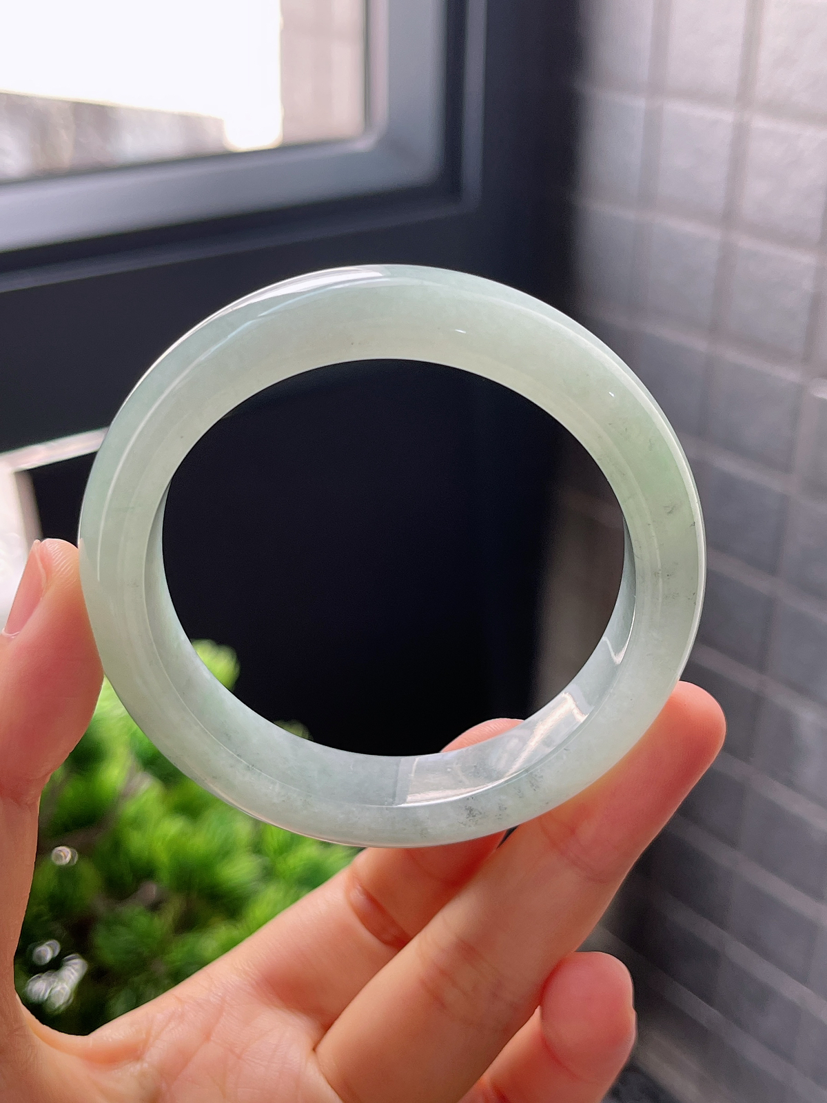 圈口52.5，冰糯浅绿色底飘乌鸡花翡翠正圈手镯