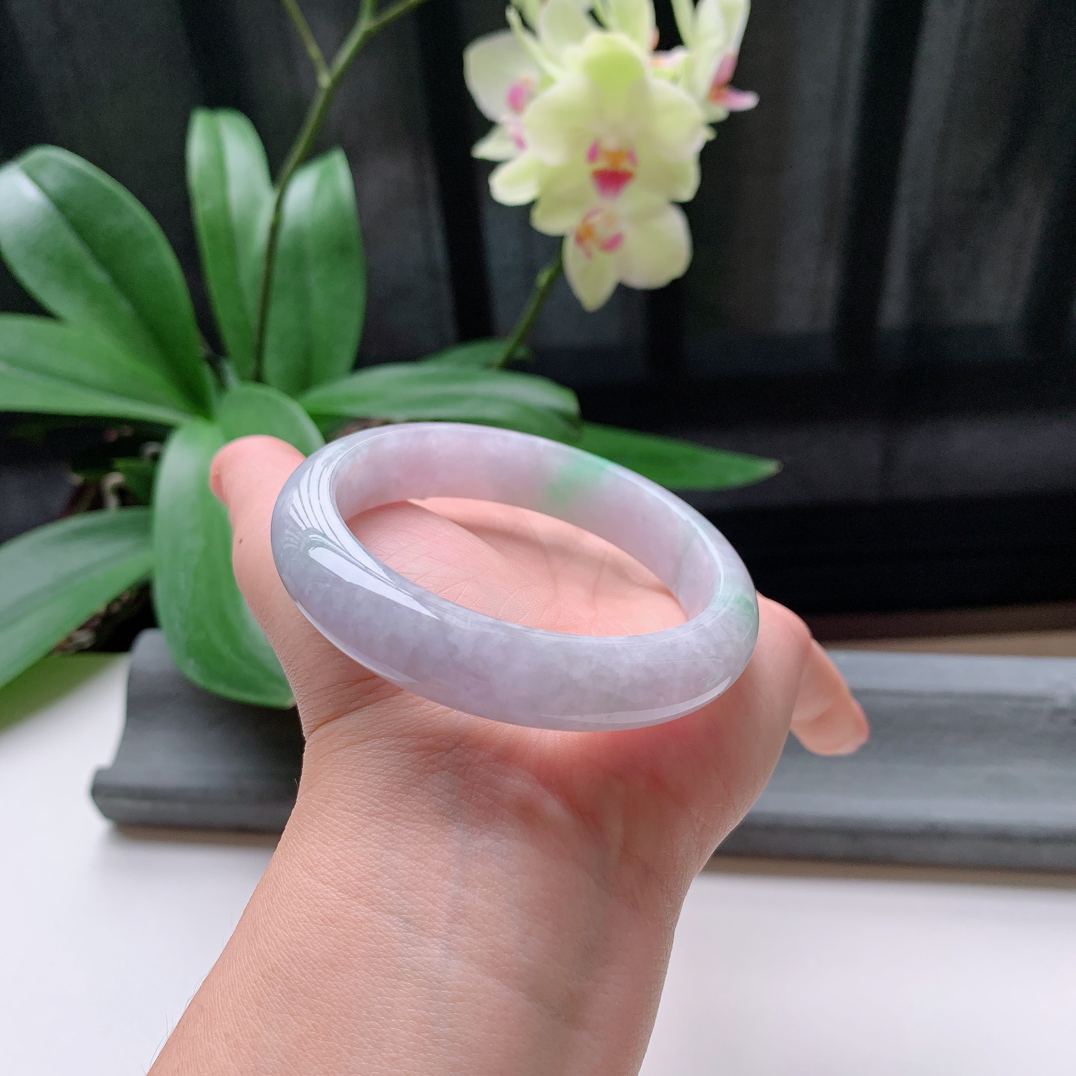 正圈56圈口，天然A货翡翠冰糯种水润飘绿玉手镯，水润秀丽，飘花灵动，种水十足，视觉甜美可人，恰到好处的美，十分高雅耐看，条形优美，上手优雅大方。57.48