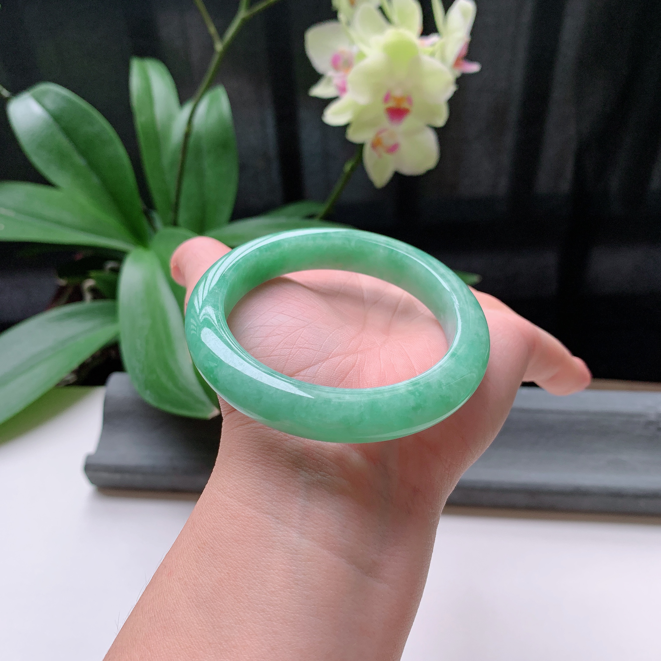 正圈56圈口，天然A货翡翠冰糯种水润飘绿玉手镯，水润秀丽，飘花灵动，种水十足，视觉甜美可人，恰到好处的美，十分高雅耐看，条形优美，上手优雅大方。59.86