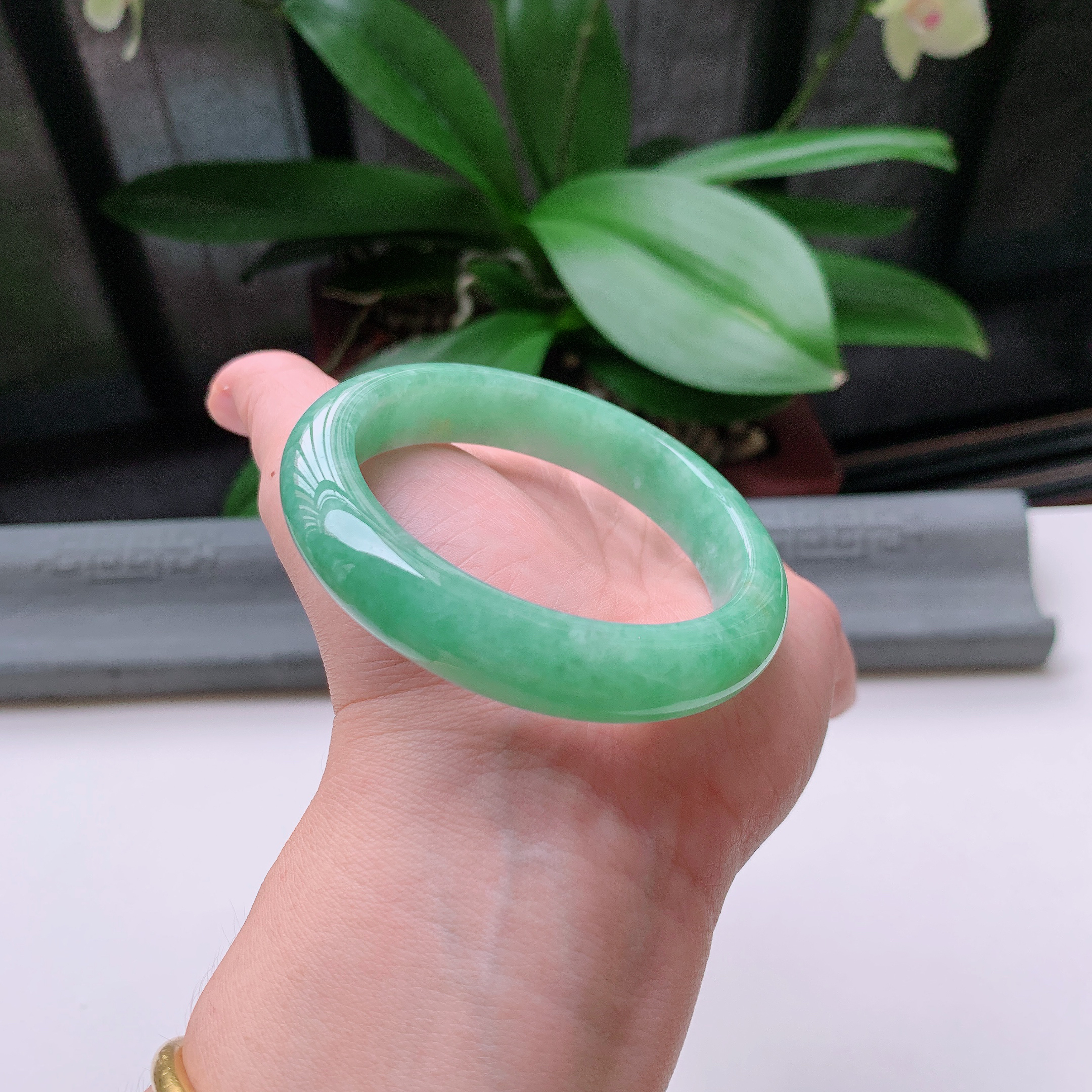 正圈55圈口，天然A货翡翠冰糯种水润飘绿玉手镯，水润秀丽，飘花灵动，种水十足，视觉甜美可人，恰到好处的美，十分高雅耐看，条形优美，上手优雅大方。57.55