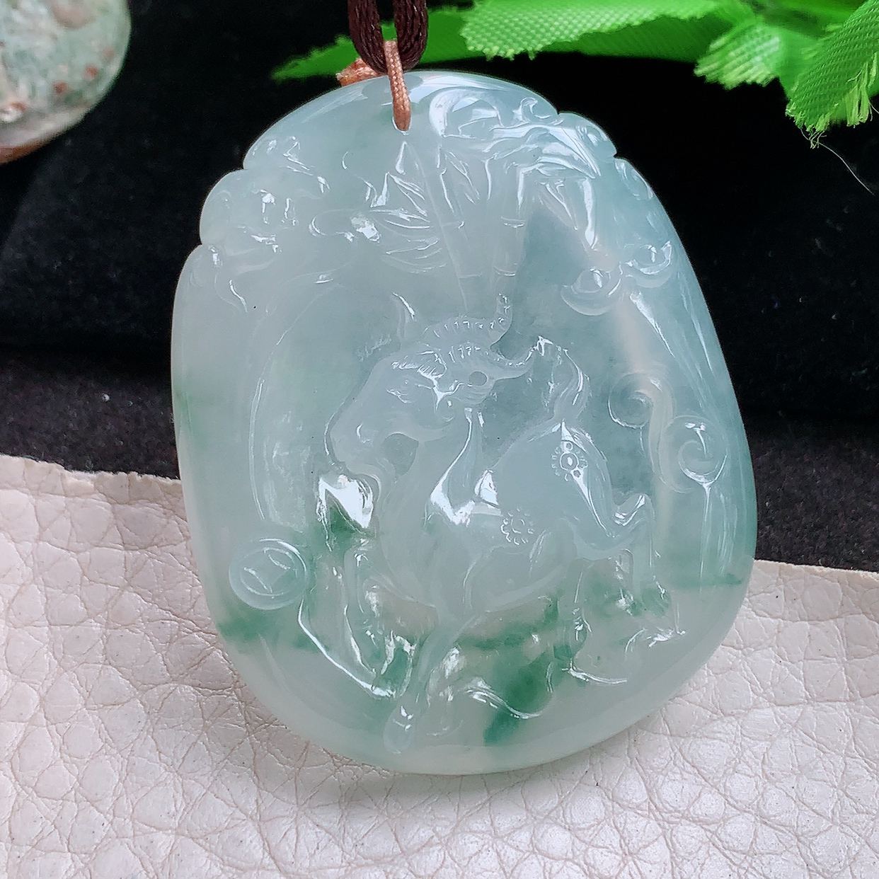 bg实拍48.8*39.5*6.2天然缅甸翡翠a货精雕冰飘花生肖羊玉吊坠