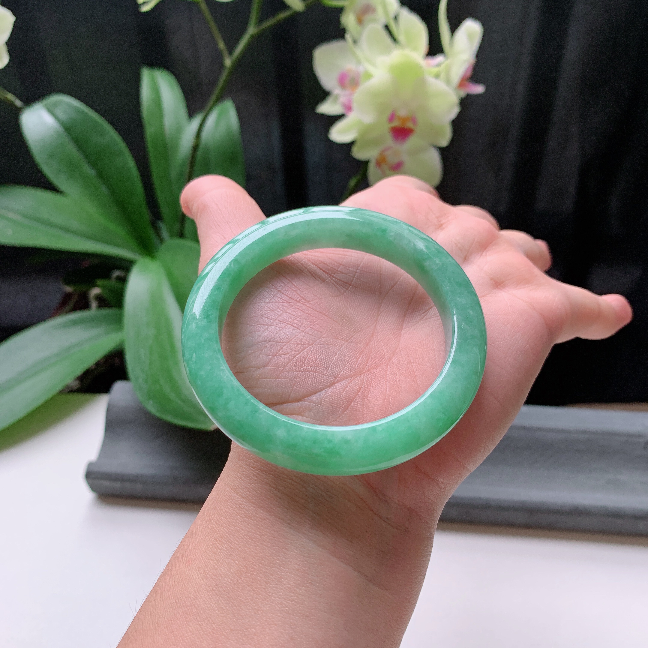 正圈56圈口，天然A货翡翠冰糯种水润飘绿玉手镯，水润秀丽，飘花灵动，种水十足，视觉甜美可人，恰到好处的美，十分高雅耐看，条形优美，上手优雅大方。59.86