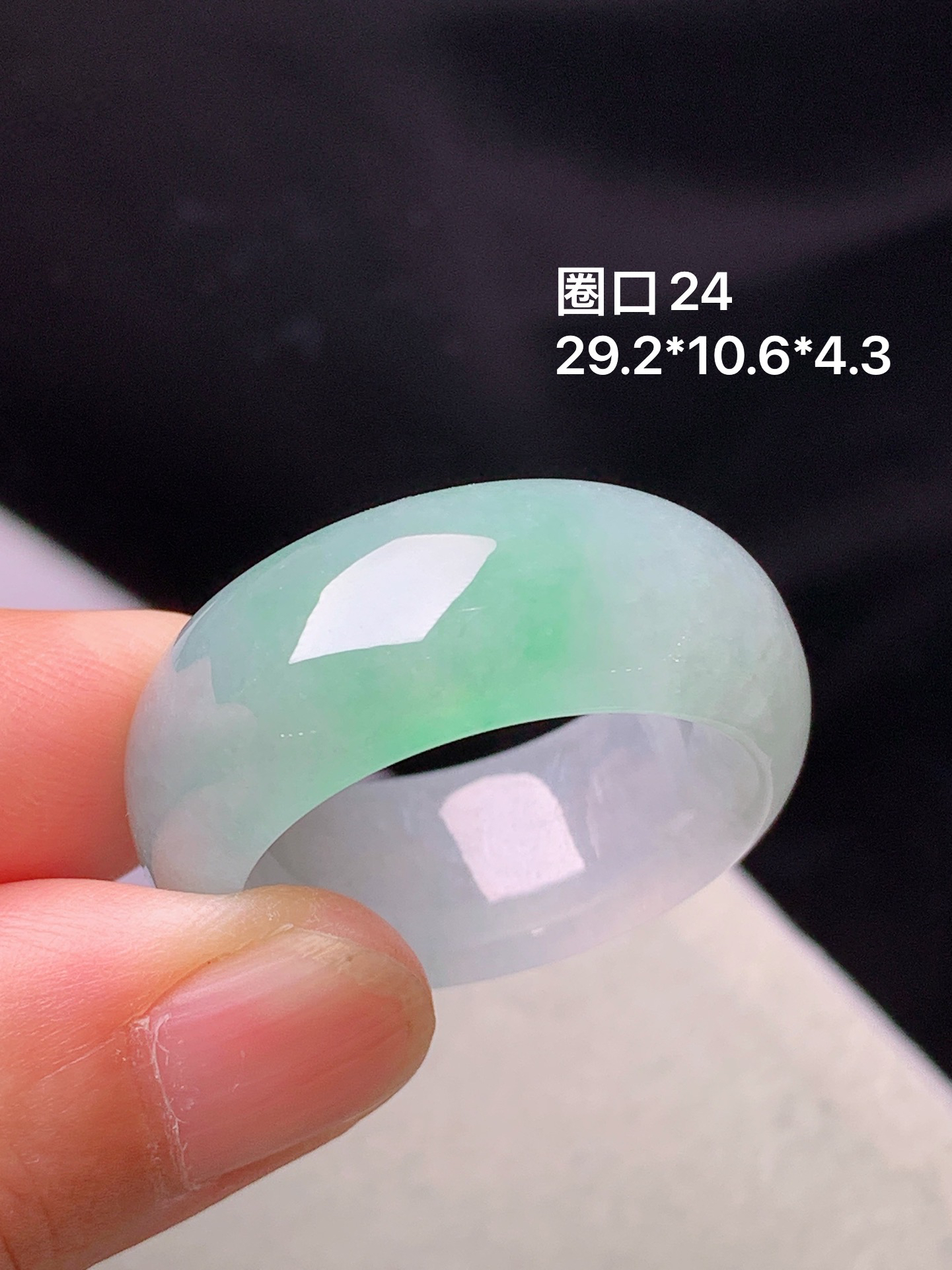 飘绿指环 玉质细腻 色泽艳丽清新 圈口24 整体尺寸29.2*10.6*4.2 c1