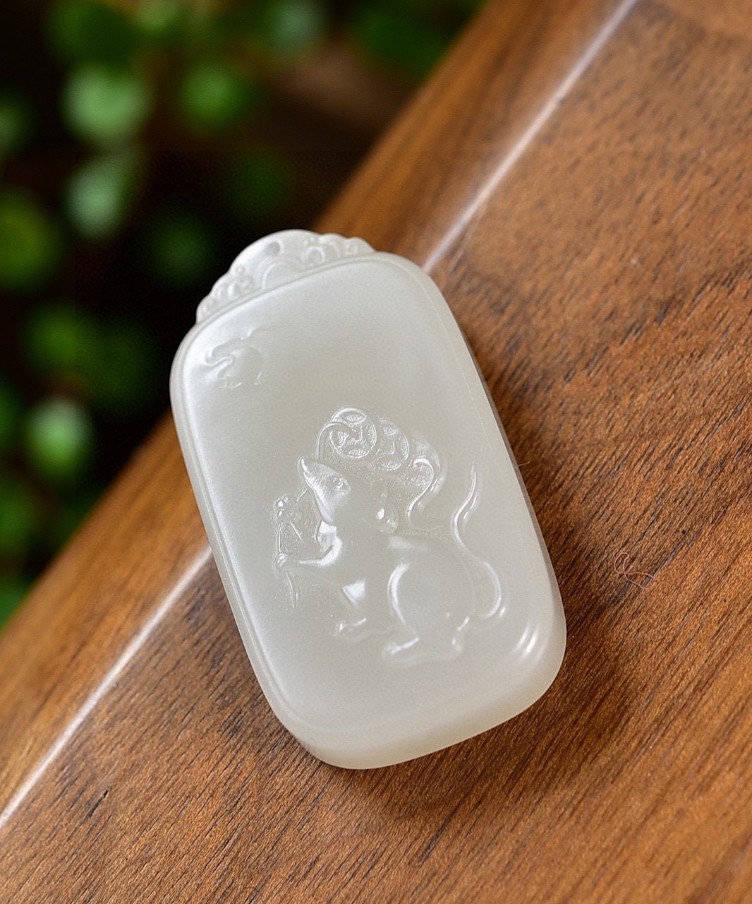 天然和田玉.紫粉.生肖鼠.鼠你有财.玉牌.玉质油润.雕琢精美.聪明灵巧.坚韧不拔.有很强的生存能力.寓意招财进宝.富裕安康.品质保证.全国复检.尺寸38.7/21.4/9.4重17.70克.