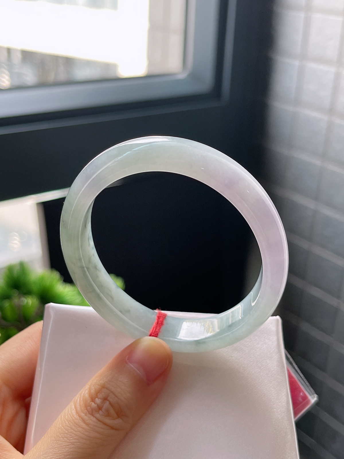贵妃圈口55，冰糯春带彩飘花翡翠正圈手镯