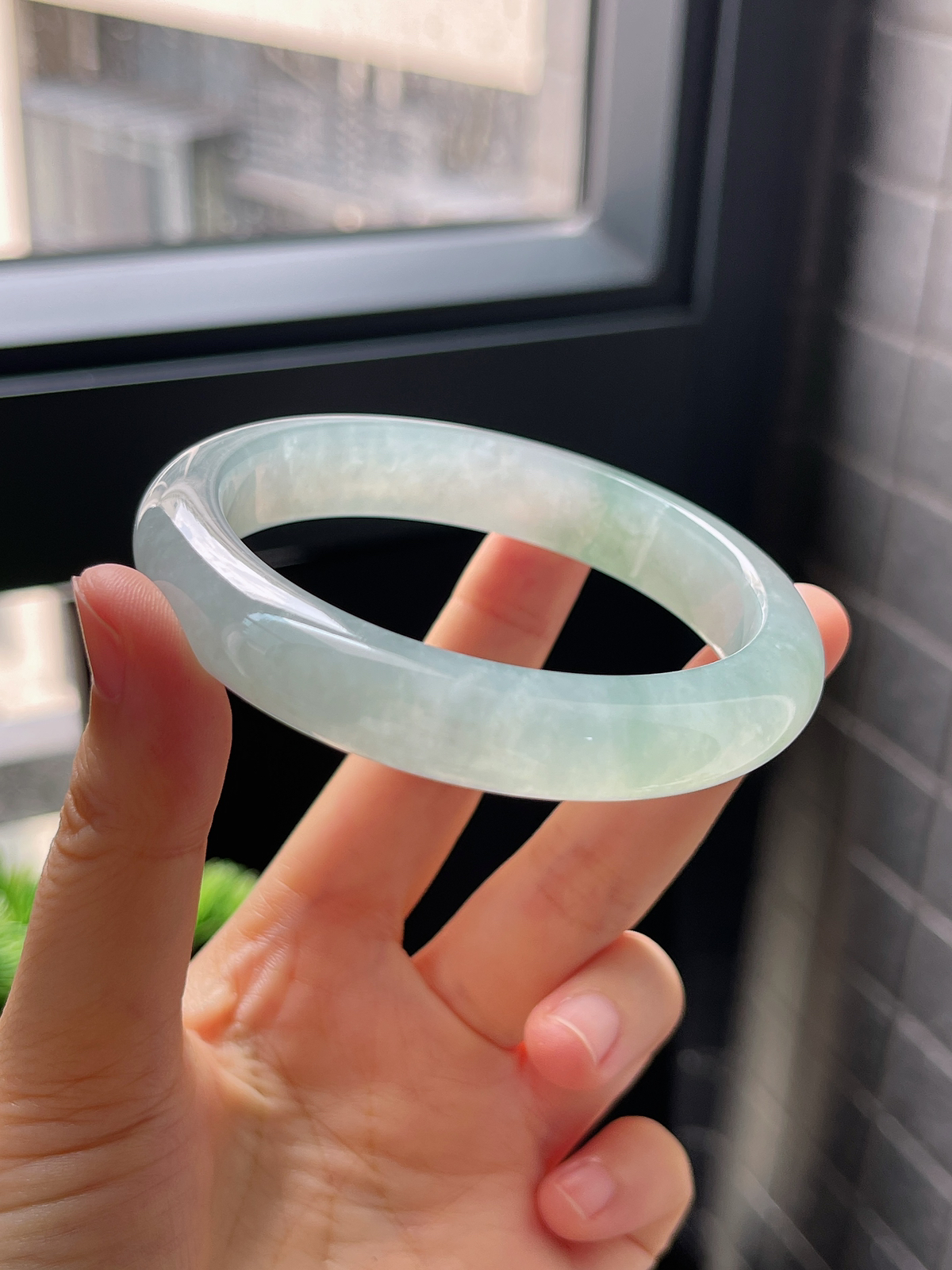 圈口57，冰糯种淡绿色翡翠正圈手镯