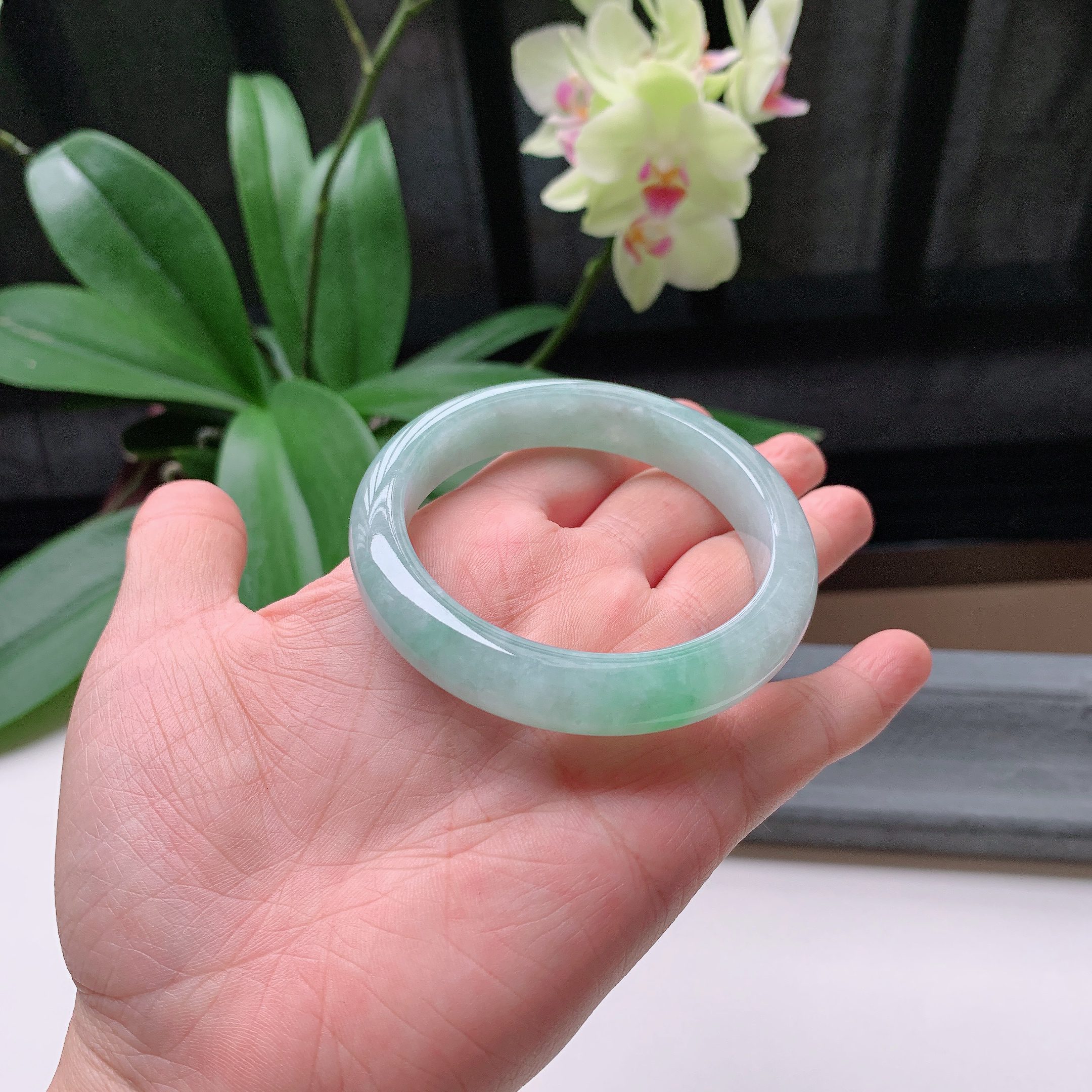 正圈56圈口，天然A货翡翠冰糯种水润飘绿玉手镯，水润秀丽，飘花灵动，种水十足，视觉甜美可人，恰到好处的美，十分高雅耐看，条形优美，上手优雅大方。56.87