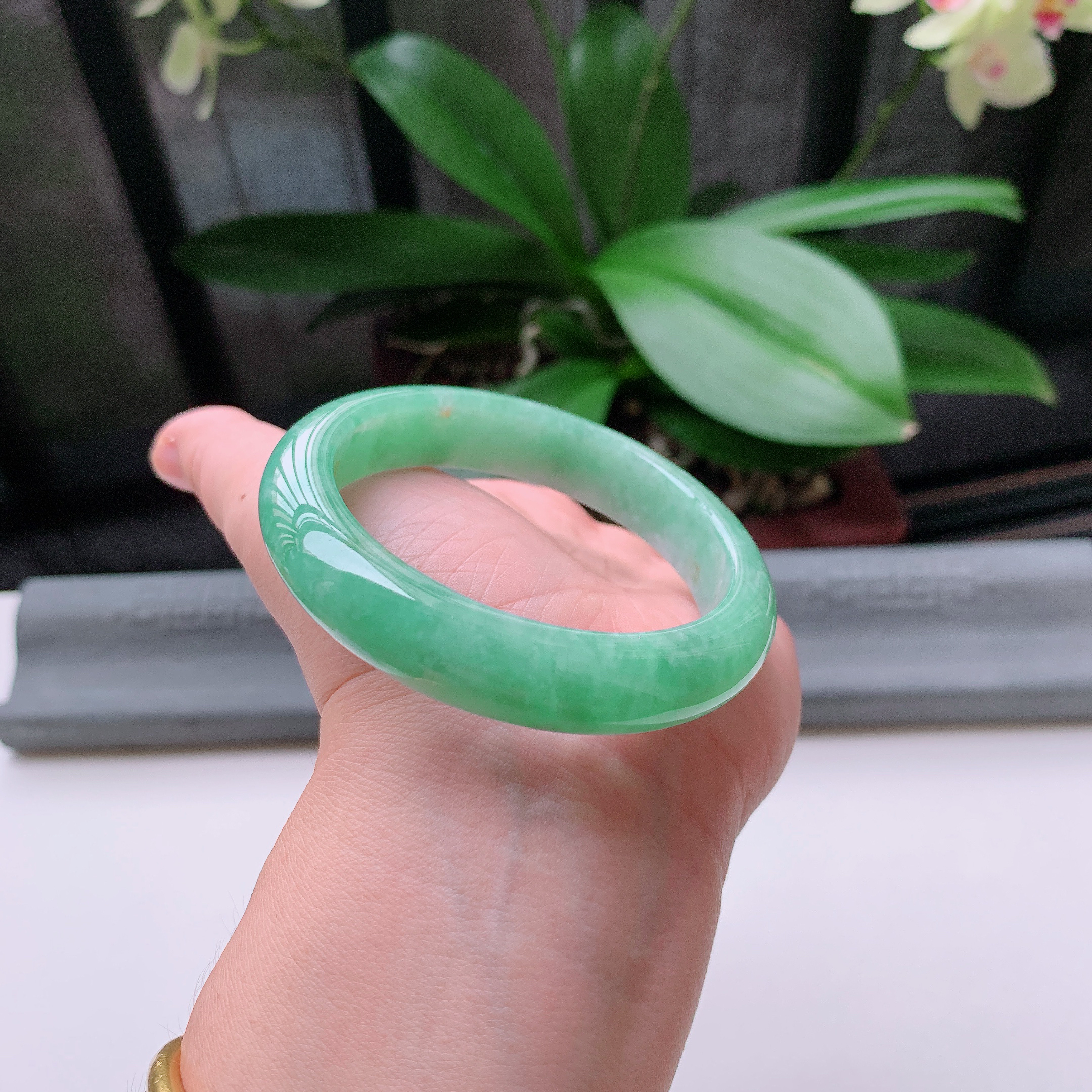 正圈55圈口，天然A货翡翠冰糯种水润飘绿玉手镯，水润秀丽，飘花灵动，种水十足，视觉甜美可人，恰到好处的美，十分高雅耐看，条形优美，上手优雅大方。57.55
