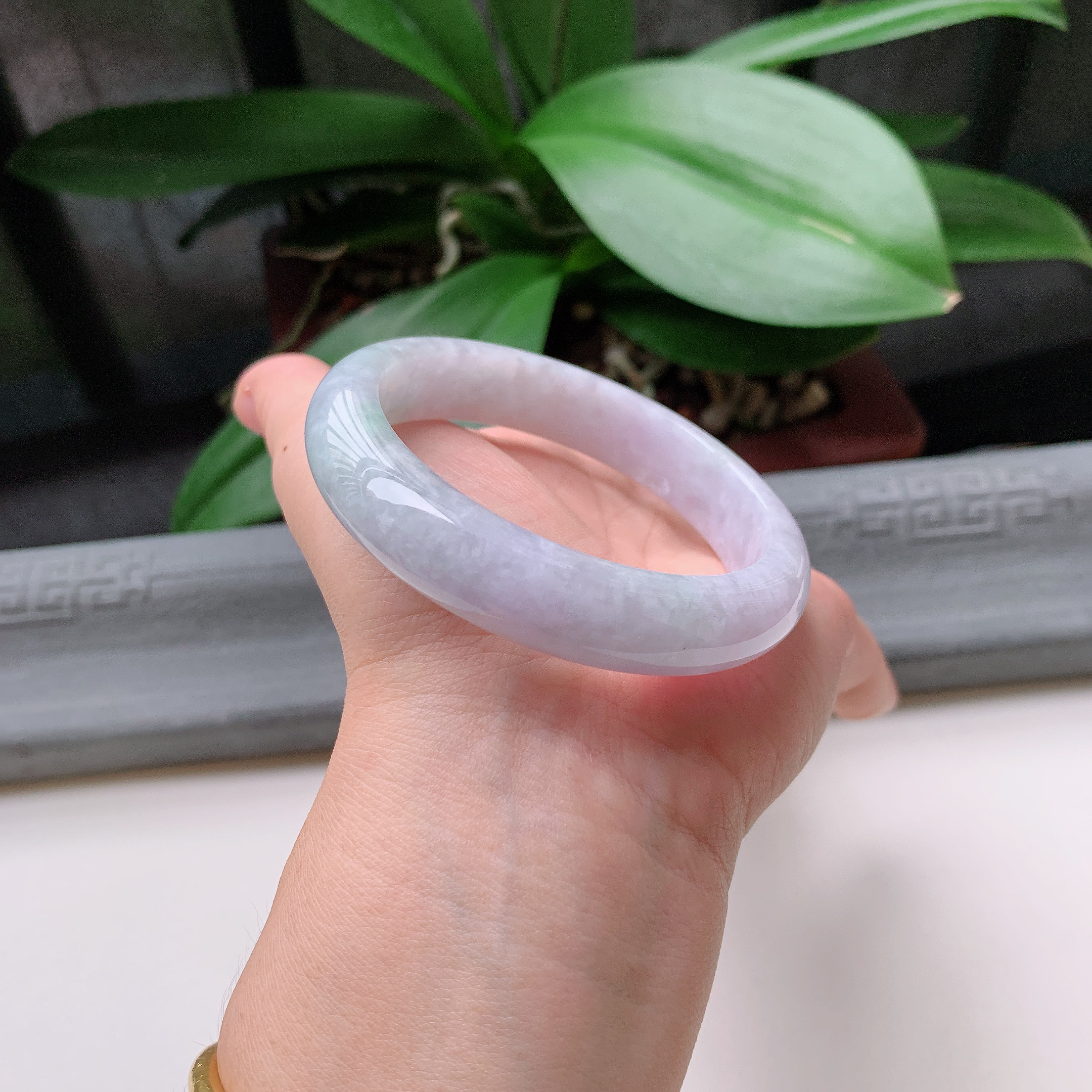 正圈58圈口，天然A货翡翠冰糯种水润飘绿玉手镯，水润秀丽，飘花灵动，种水十足，视觉甜美可人，恰到好处的美，十分高雅耐看，条形优美，上手优雅大方。62.58